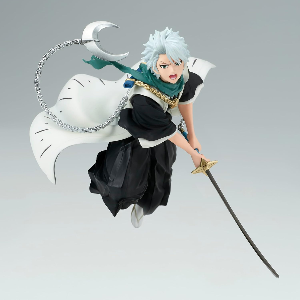 Figura de anime de un hombre con pelo blanco, sosteniendo una espada. Viste un atuendo blanco y negro.