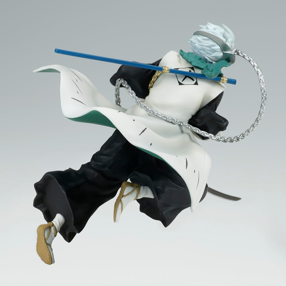 Figura de anime en movimiento, atuendo blanco y negro con bastón azul. Fondo blanco.