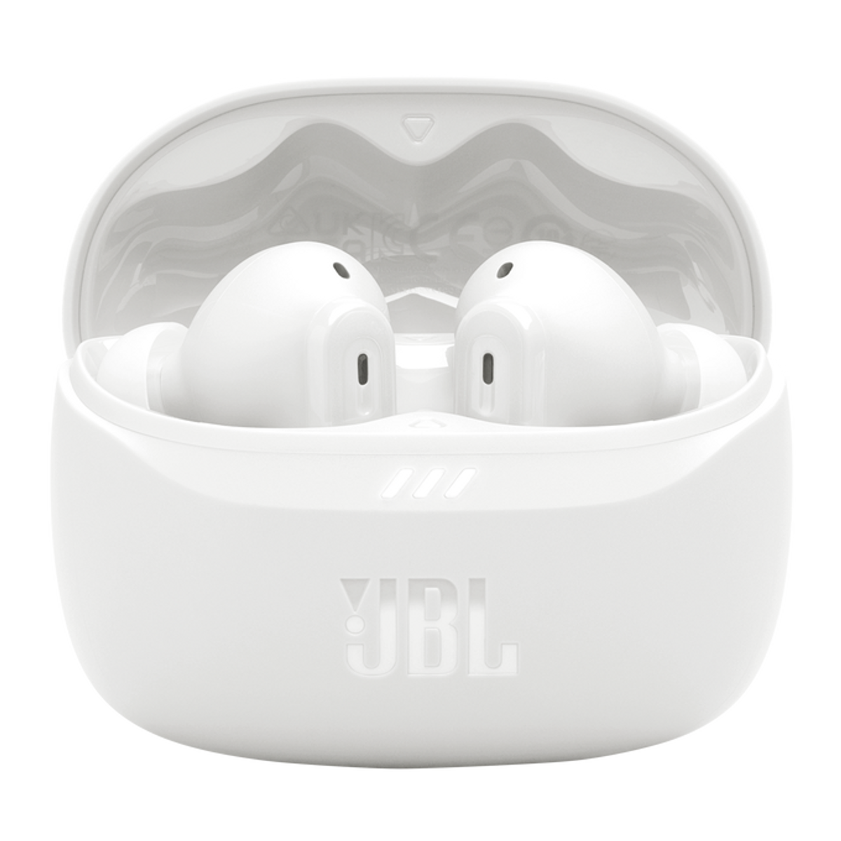 Weiße JBL Ohrhörer in ihrem Ladeetui. Etui ist geöffnet, zeigt die Ohrhörer.