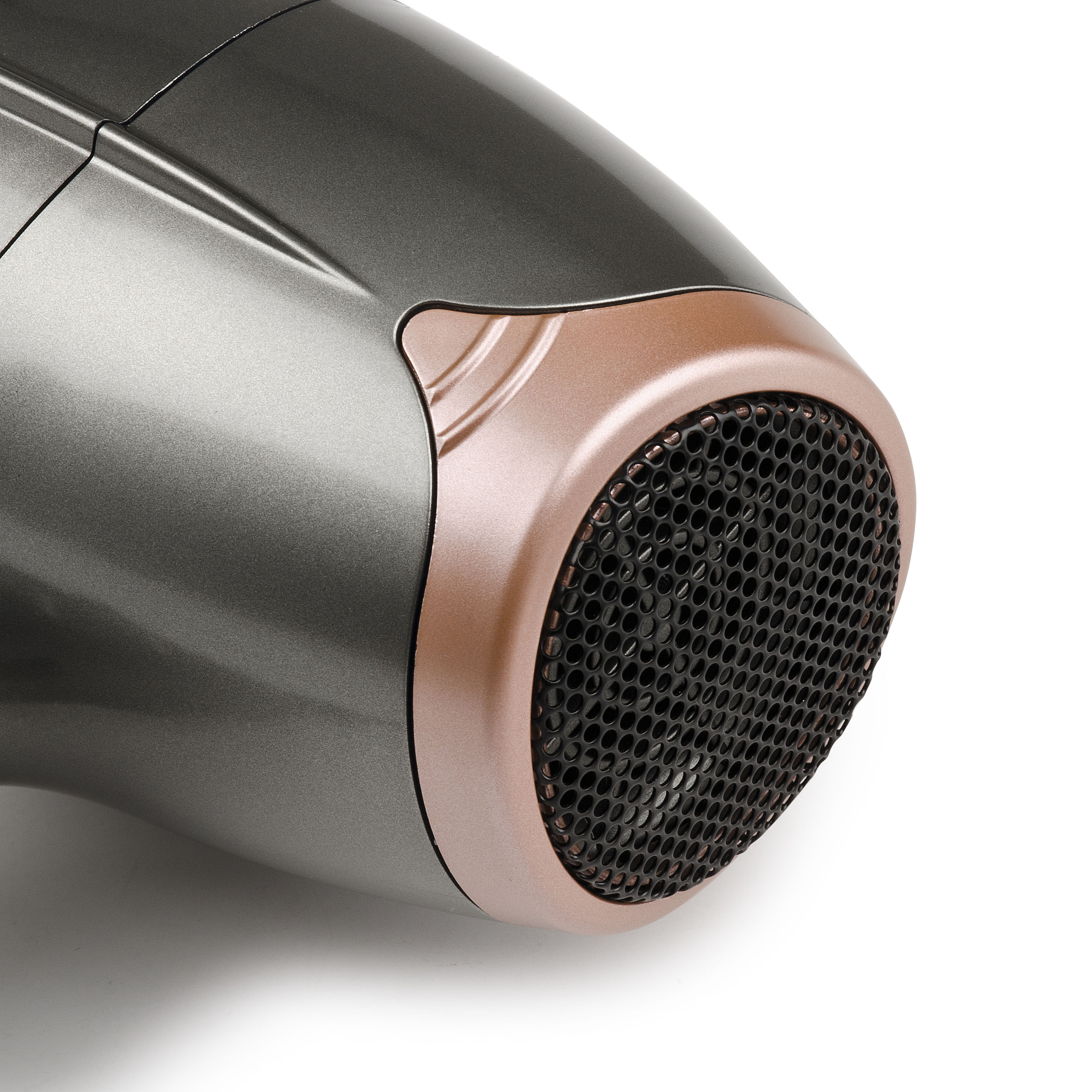 Zbliżenie szarej i różowego złota dyszy suszarki do włosów z czarną siatką.