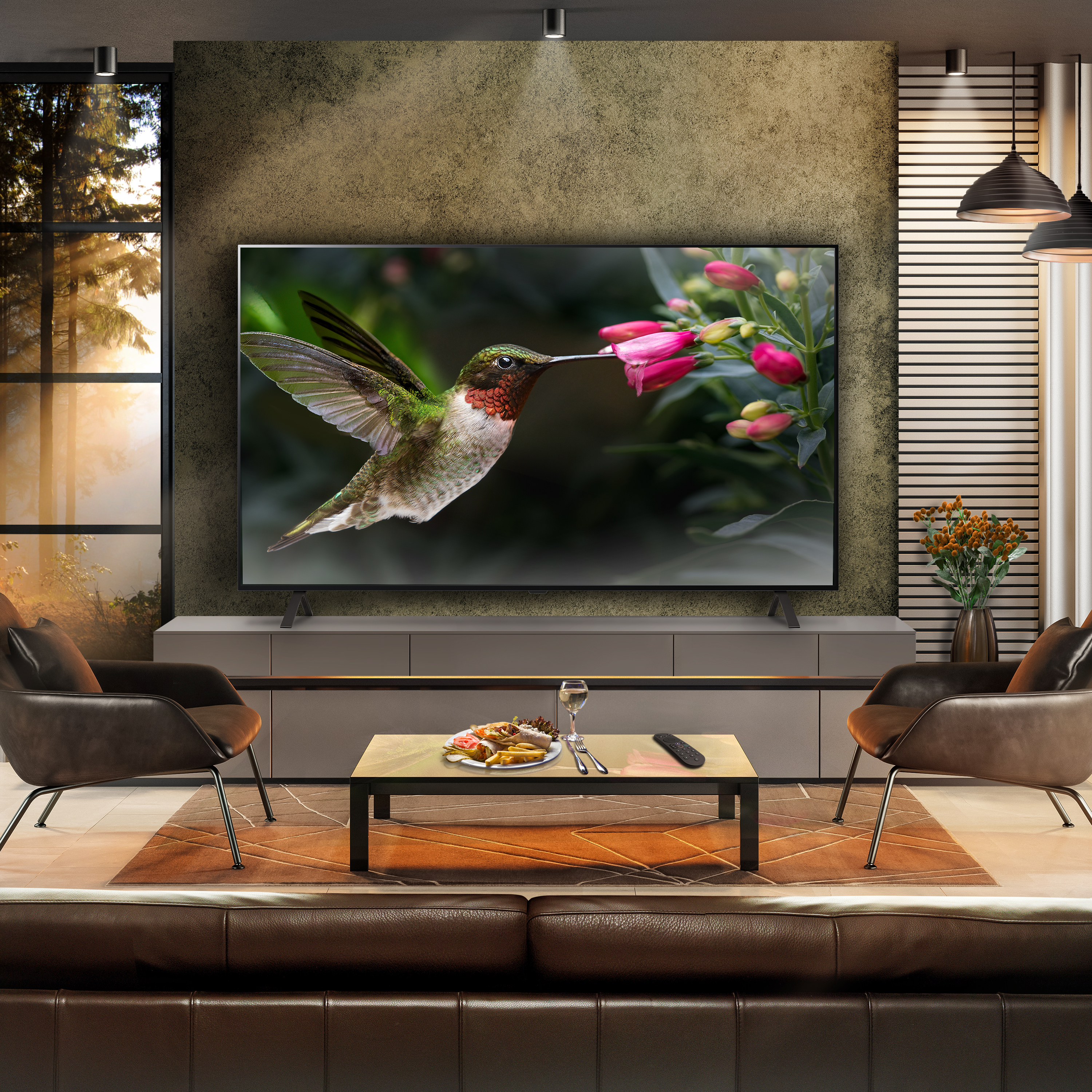 Un soggiorno con un televisore che mostra un colibrì. Un tavolino ha un bicchiere e degli snack.