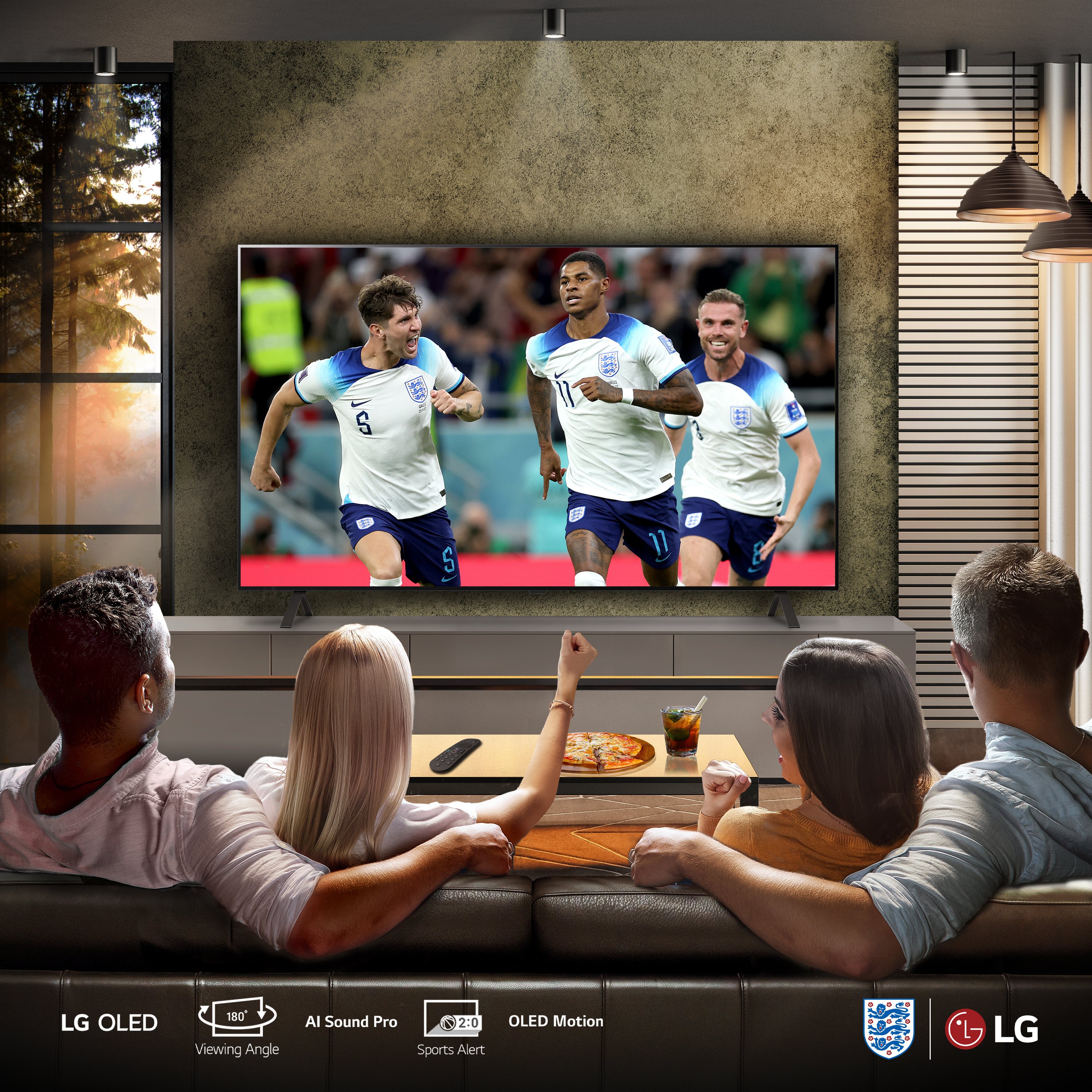 Persone guardano una partita di calcio in TV. La TV mostra giocatori con maglie bianche. Design moderno.