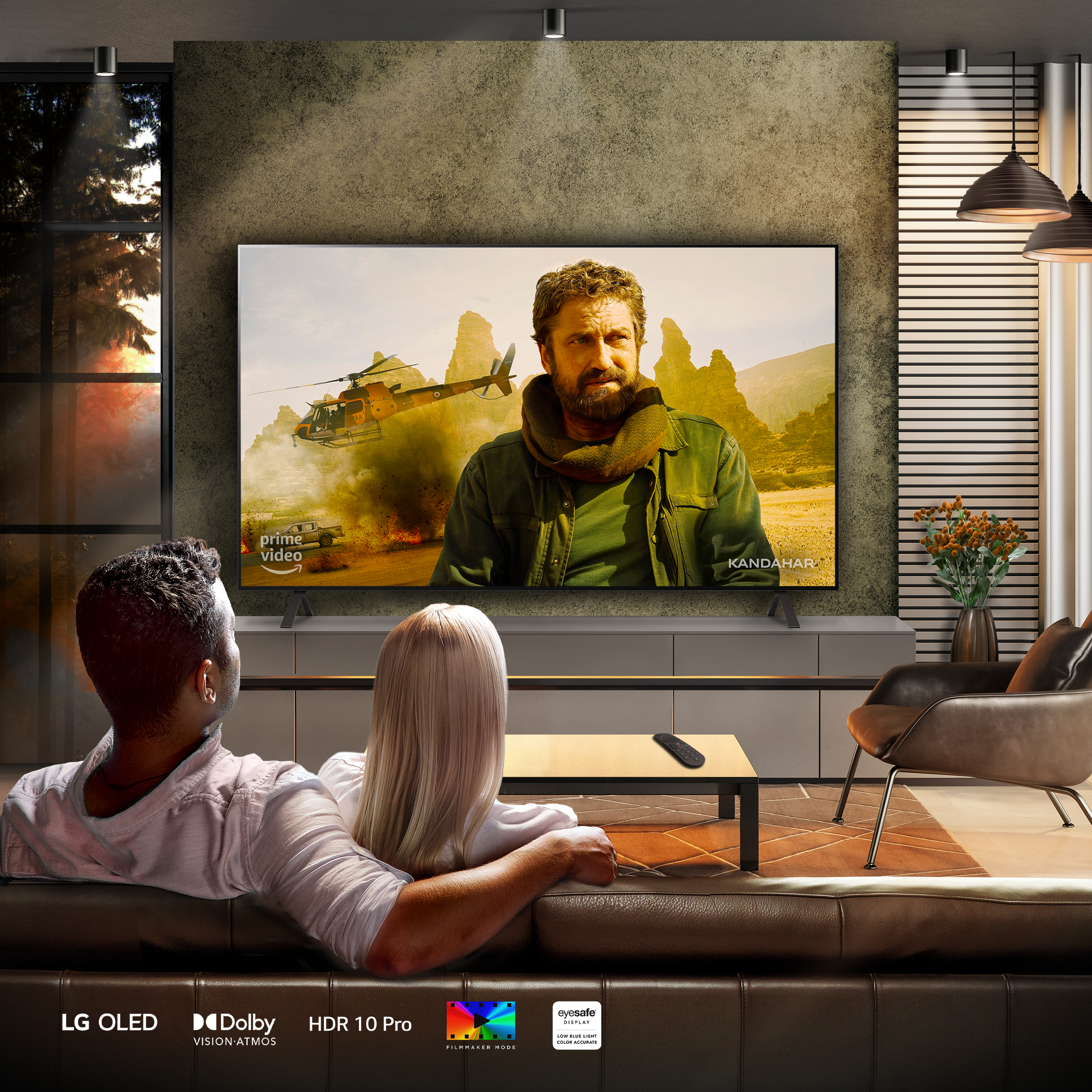 Coppia guarda la TV, schermo grande con film, in un moderno salotto.