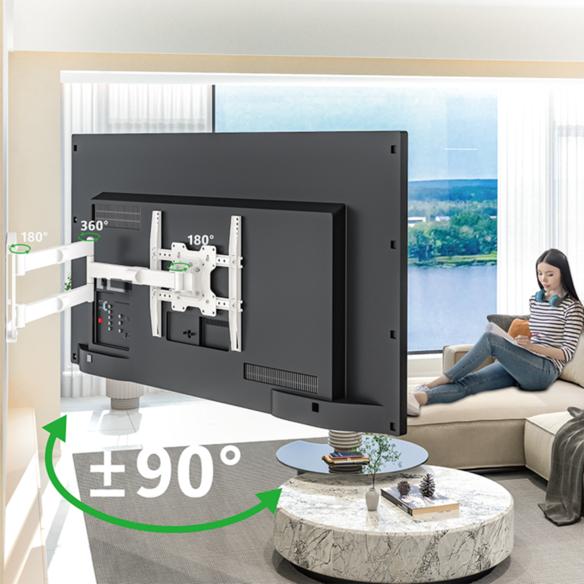 Tv aan muurbevestiging, vrouw op bank. Raam en uitzicht op het meer op de achtergrond. Groene pijlen tonen rotatiebereik.
