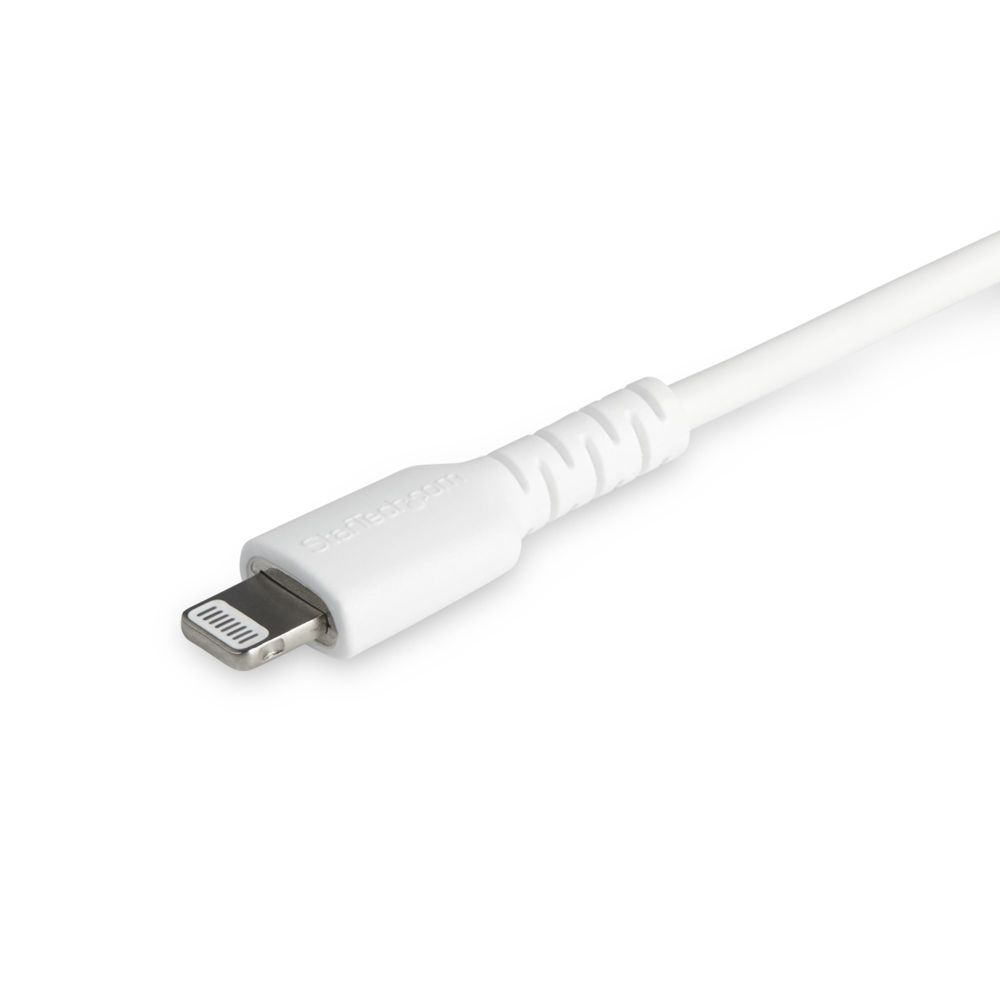 Cavo Lightning bianco con connettore bianco. Sfondo bianco.