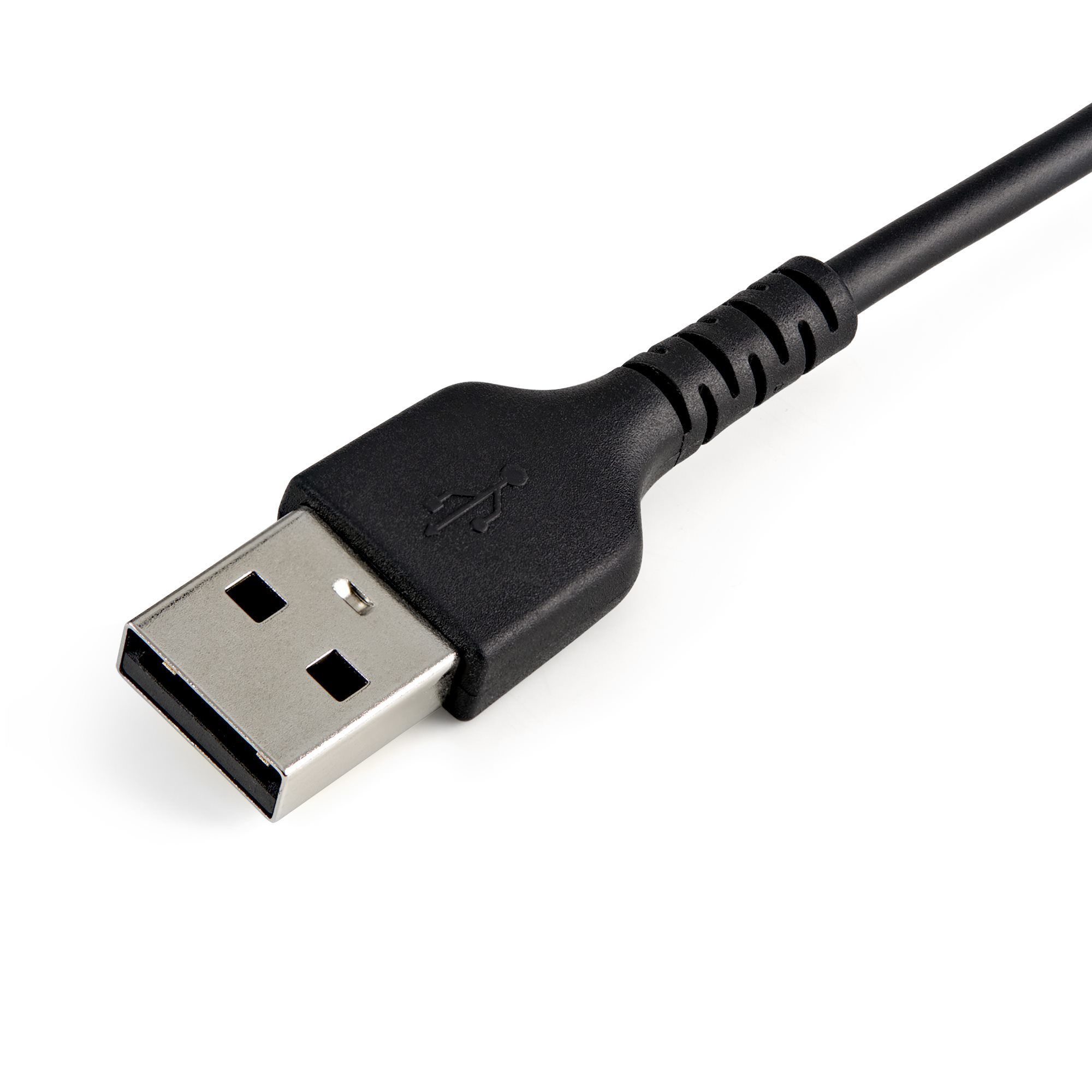 Un cavo USB nero con un connettore USB all'estremità. Sfondo bianco. Il connettore è argentato.