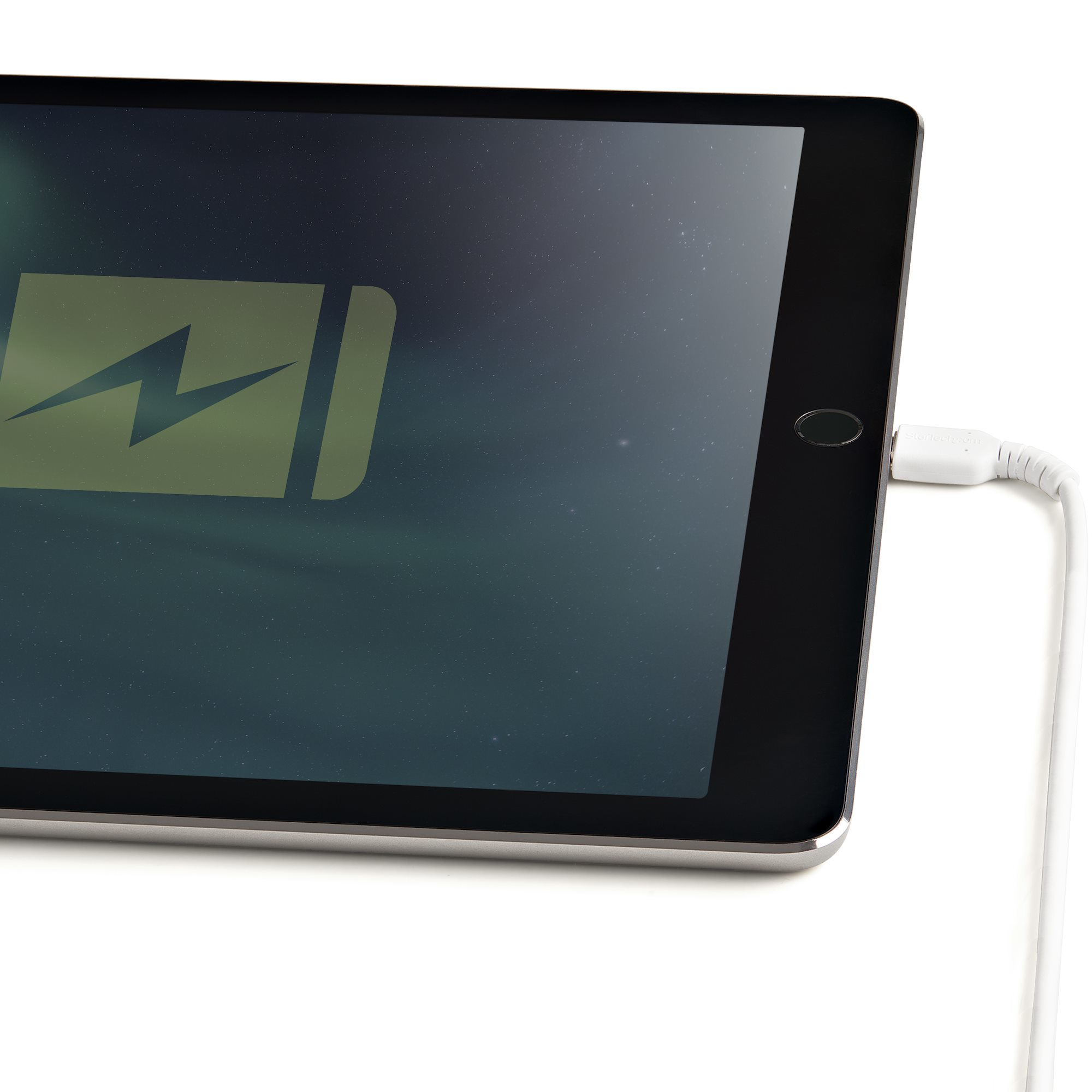 Un tablet nero con un cavo di ricarica collegato. Lo schermo mostra un simbolo di ricarica verde.