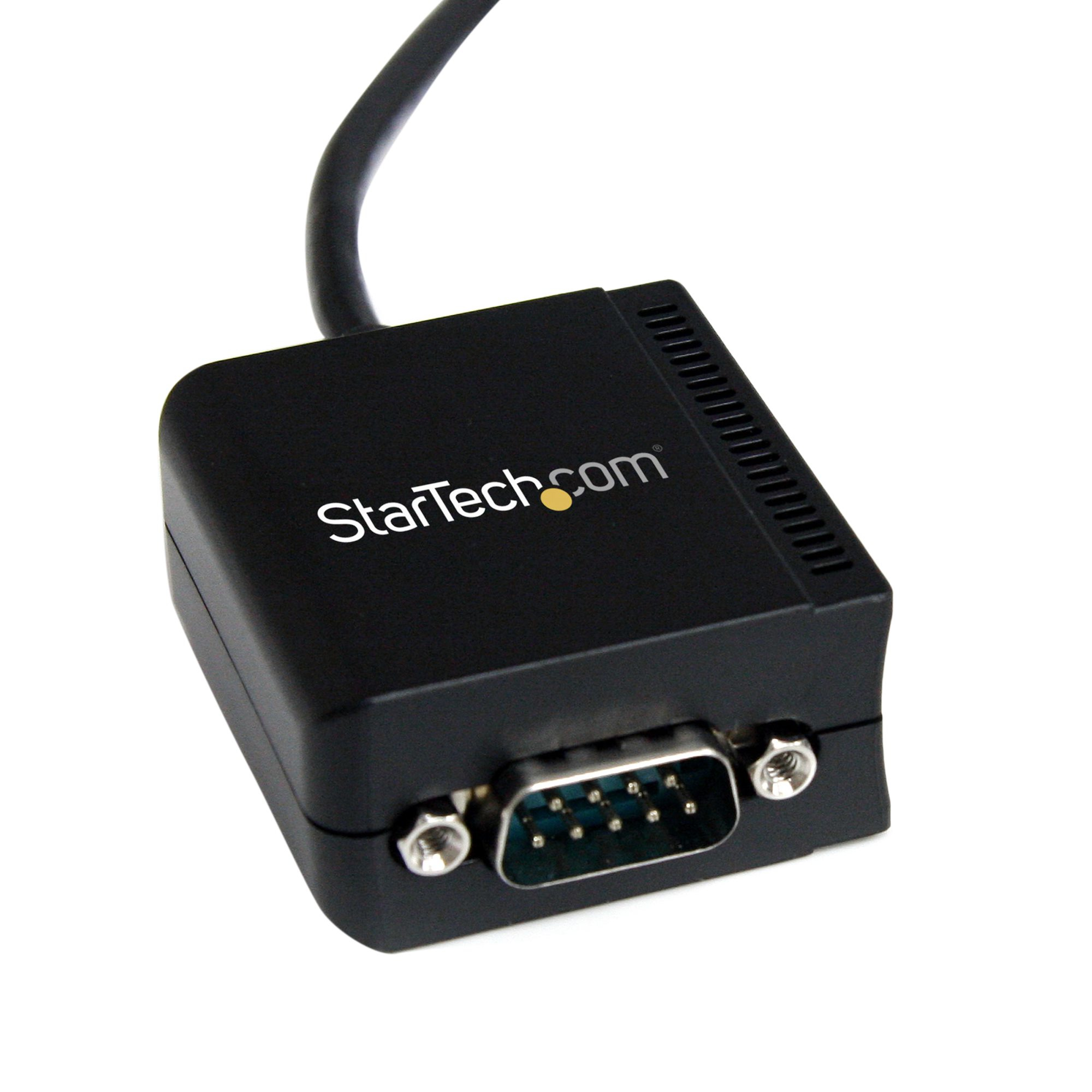 Adaptador serie StarTech.com negro. Cable negro conectado. Fondo blanco.