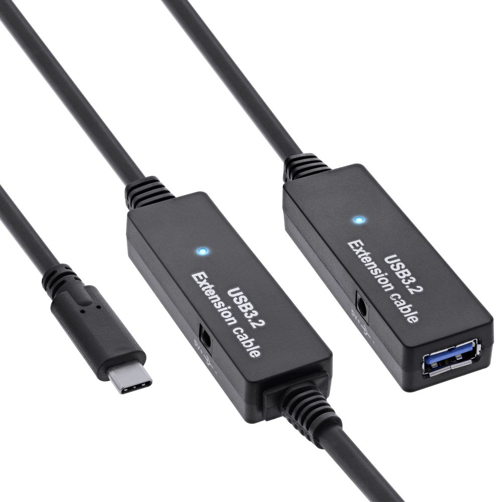 Trois câbles d'extension USB 3.2 noirs, blocs noirs. Fond blanc.