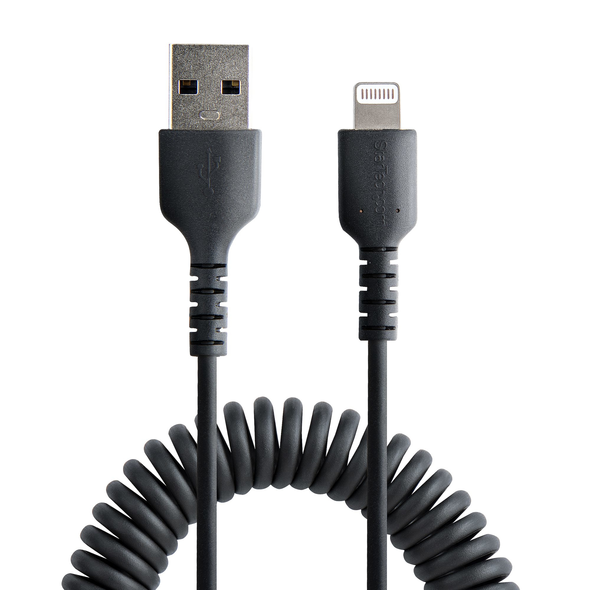 Cavo a spirale da USB a Lightning nero. Connettori USB e Lightning neri. Sfondo bianco.