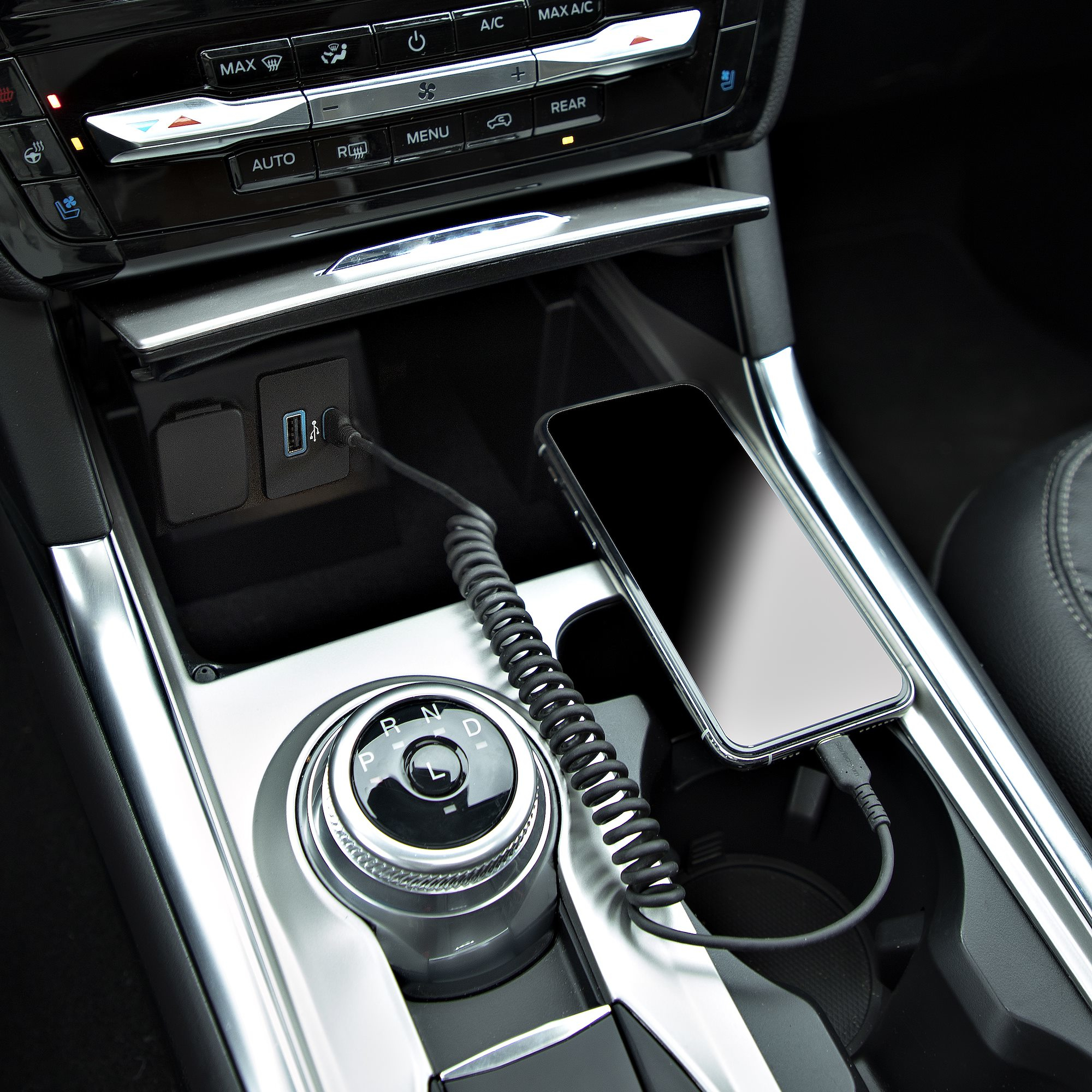 Interni auto, con cavo di ricarica a spirale collegato al telefono.