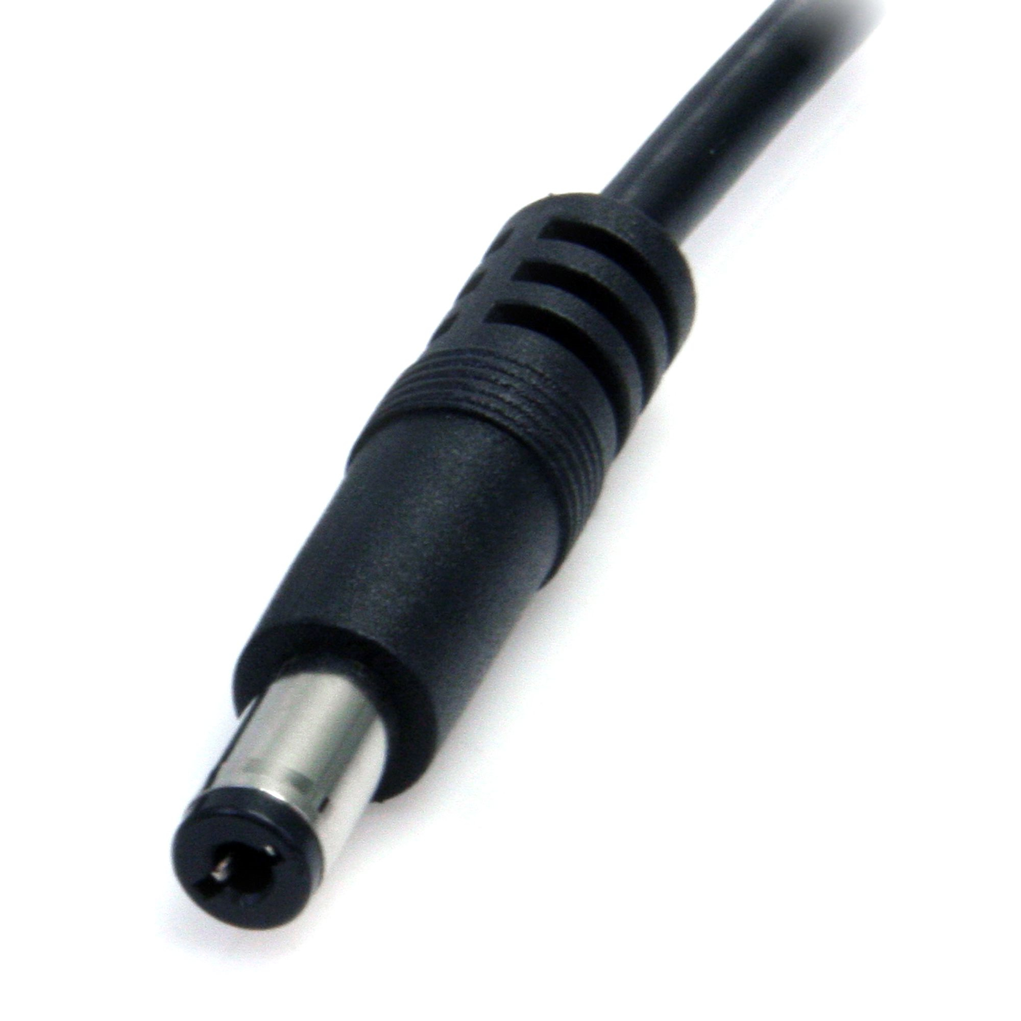 Cable de carga negro con conector sobre fondo blanco.