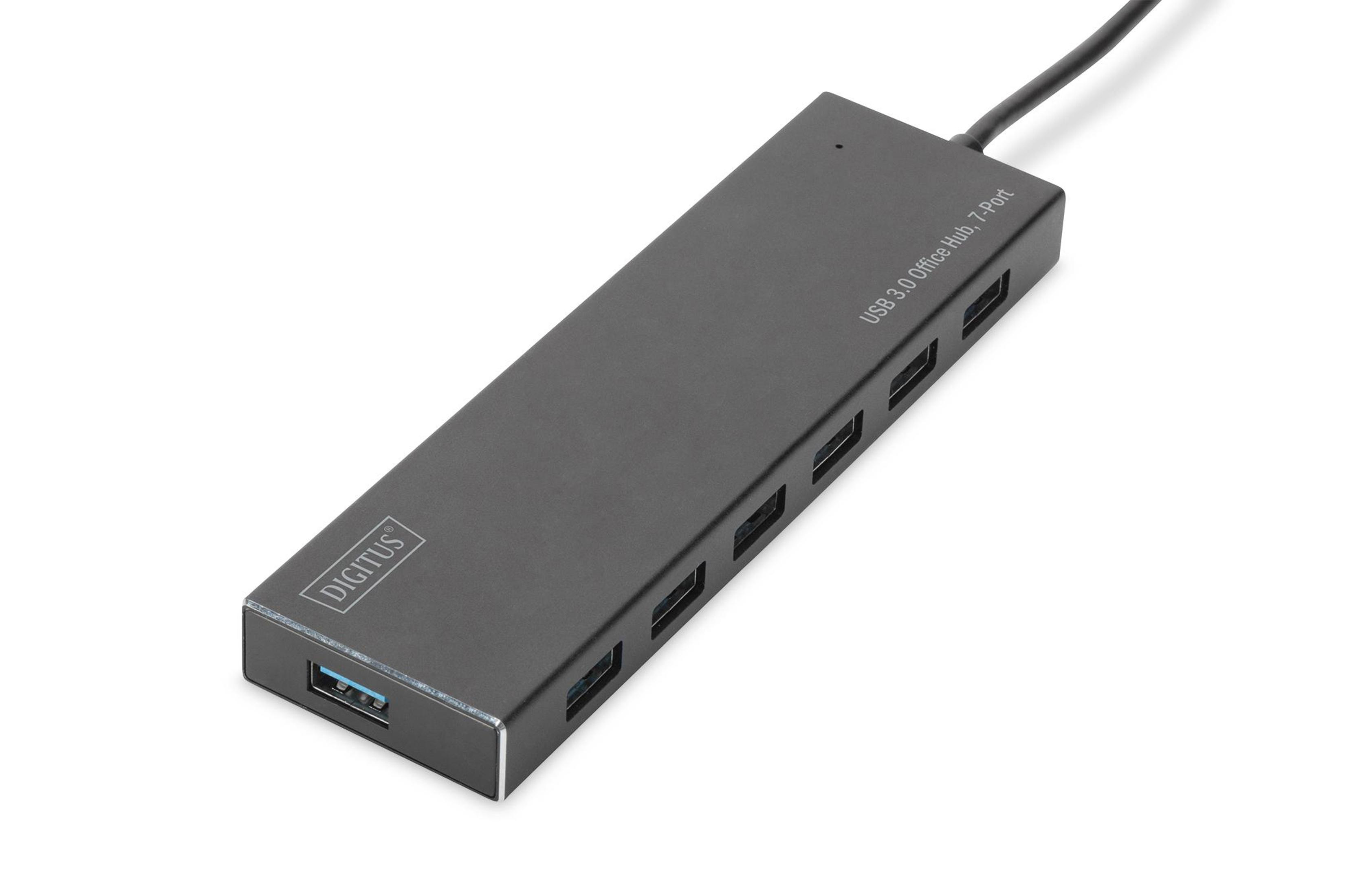 7 bağlantı noktalı ve USB-A konektörlü siyah bir USB 3.0 ofis hub'ı. Beyaz bir yüzey üzerinde.