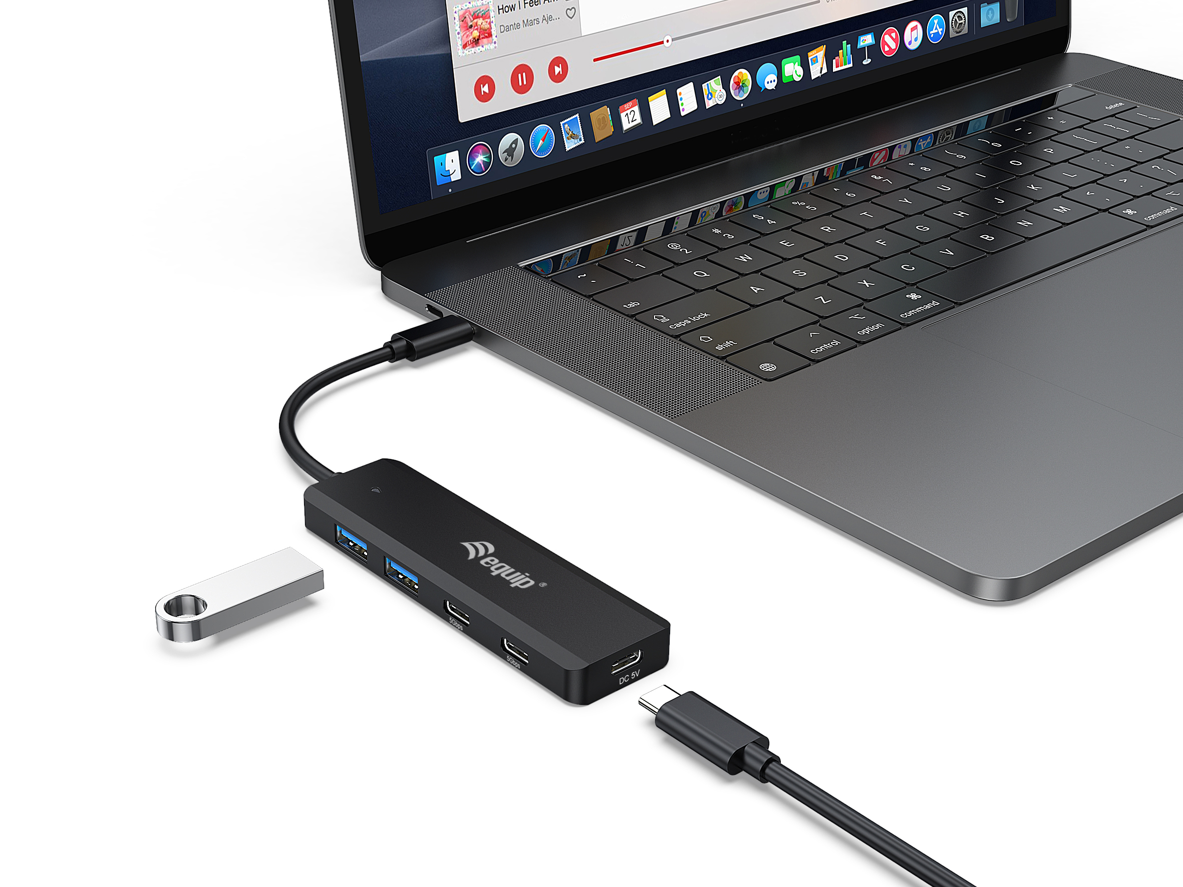 Laptop con hub USB equip nero collegato, chiavetta USB e cavo USB-C.