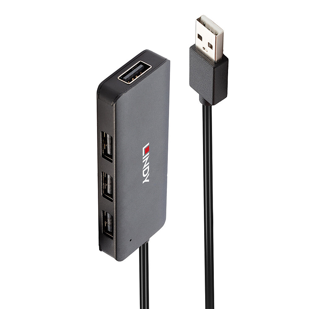 Un hub USB nero con quattro porte e un cavo USB. Sfondo bianco.