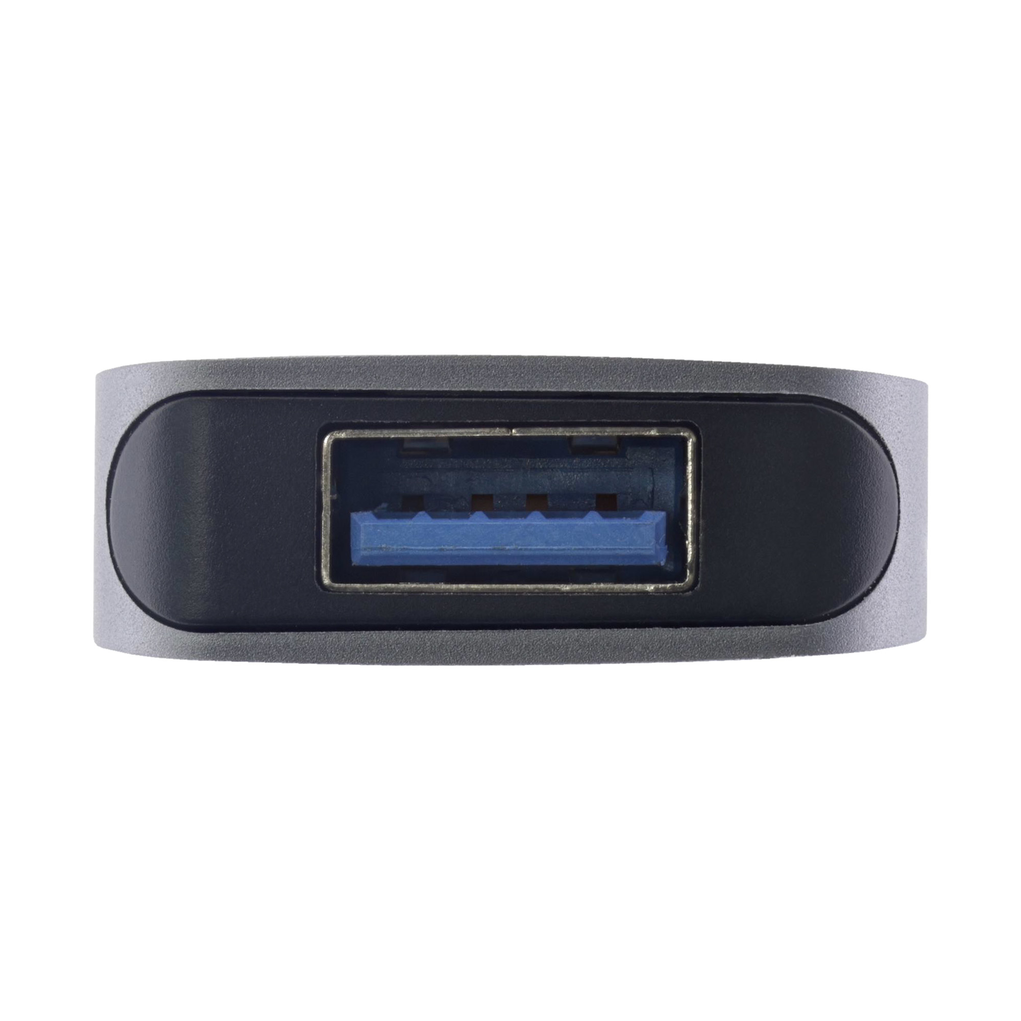 Primo piano di un hub USB grigio. Sfondo bianco.