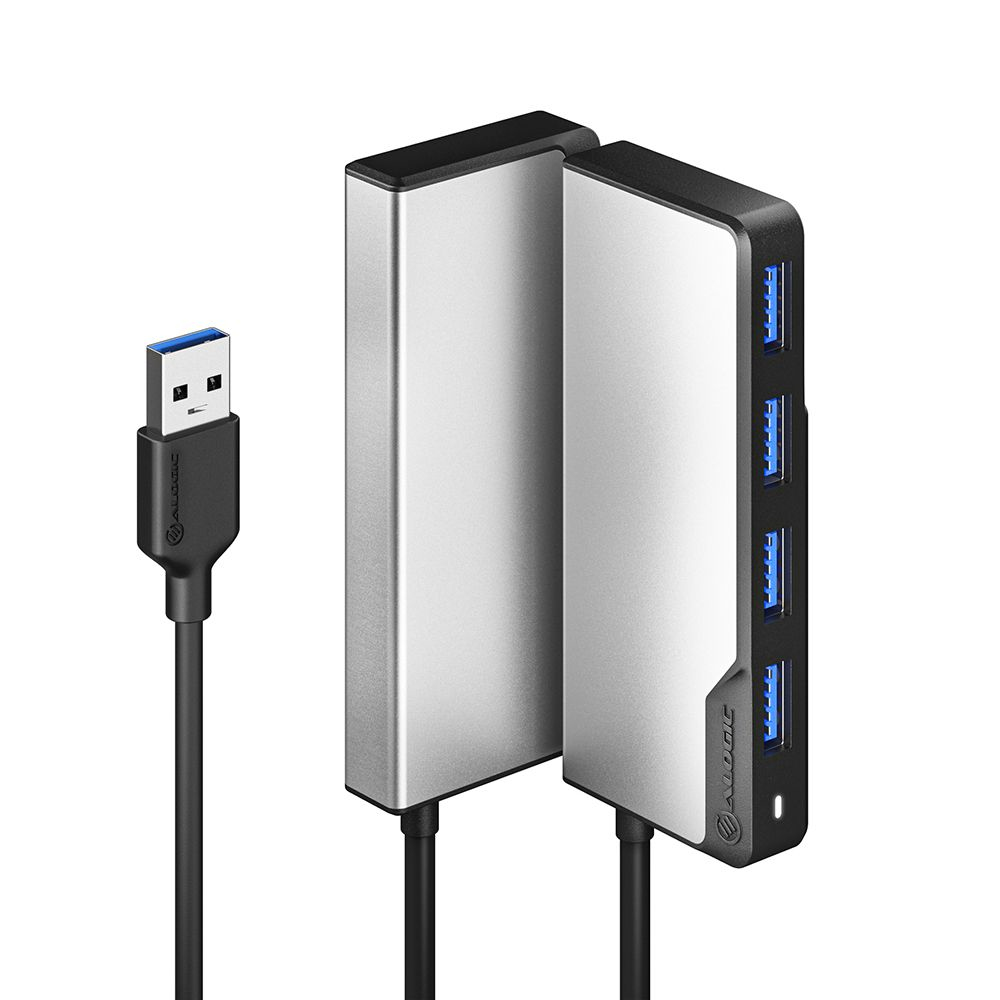 Un hub USB argento e nero con 4 porte USB. Un cavo USB è a sinistra.