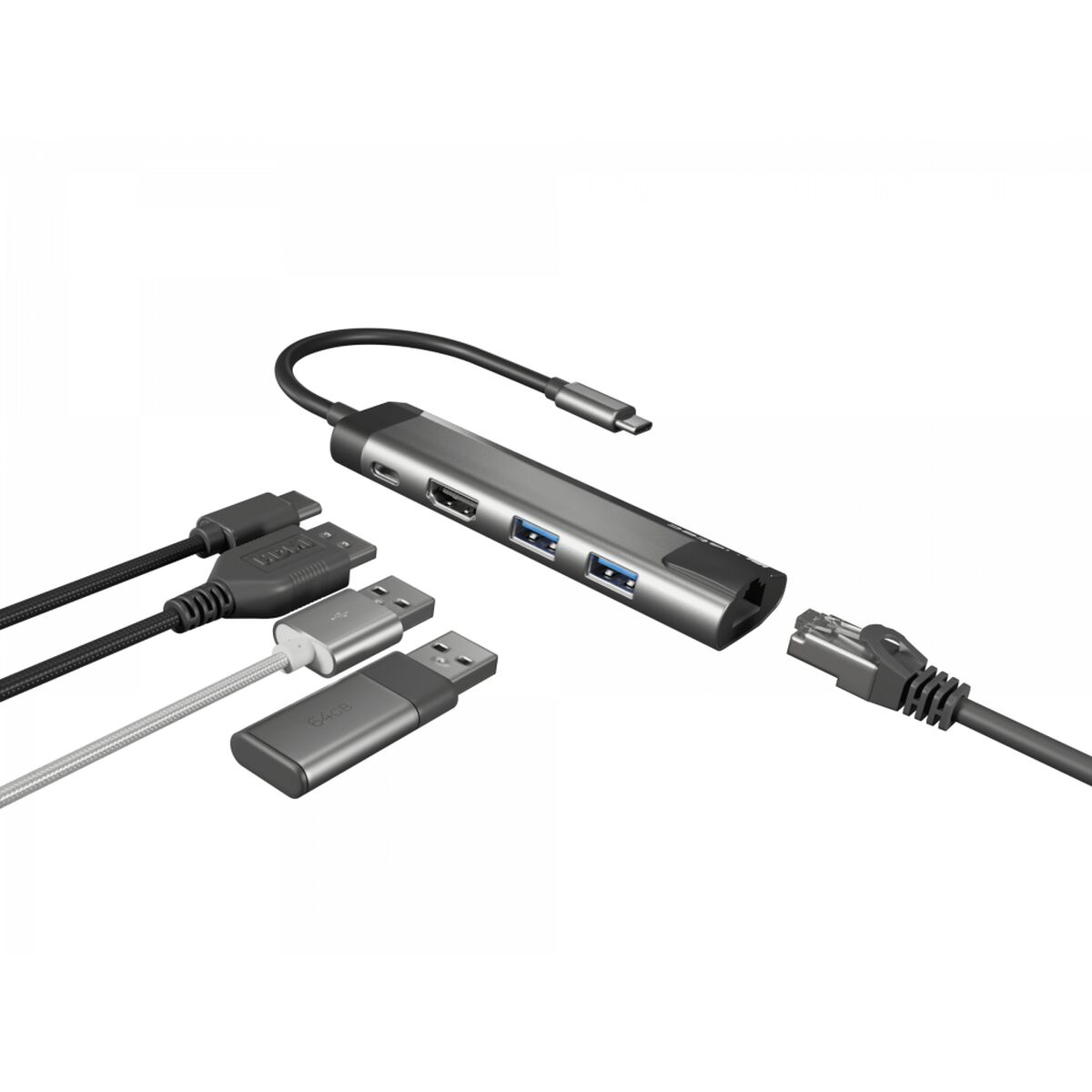 Un hub USB argentato con più porte e cavi collegati. È su sfondo bianco.