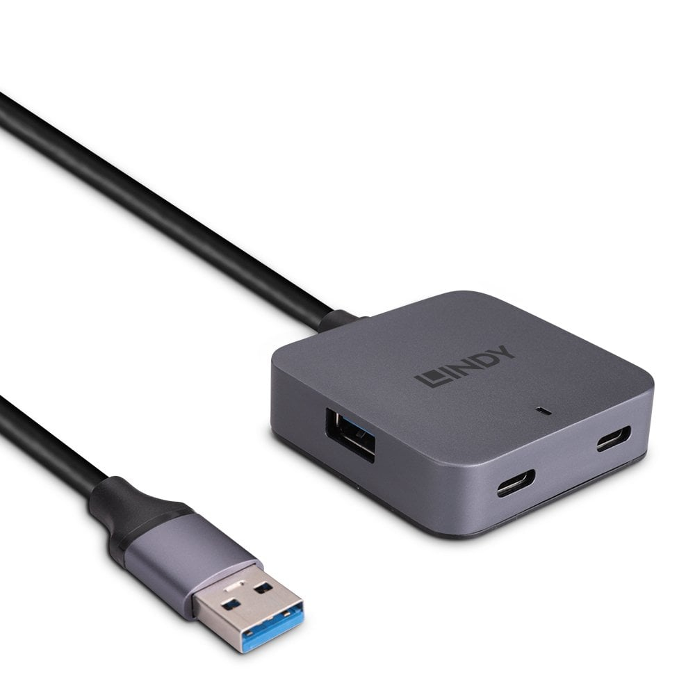 Un hub USB grigio con tre porte e cavo USB nero, su sfondo bianco, Lindy.