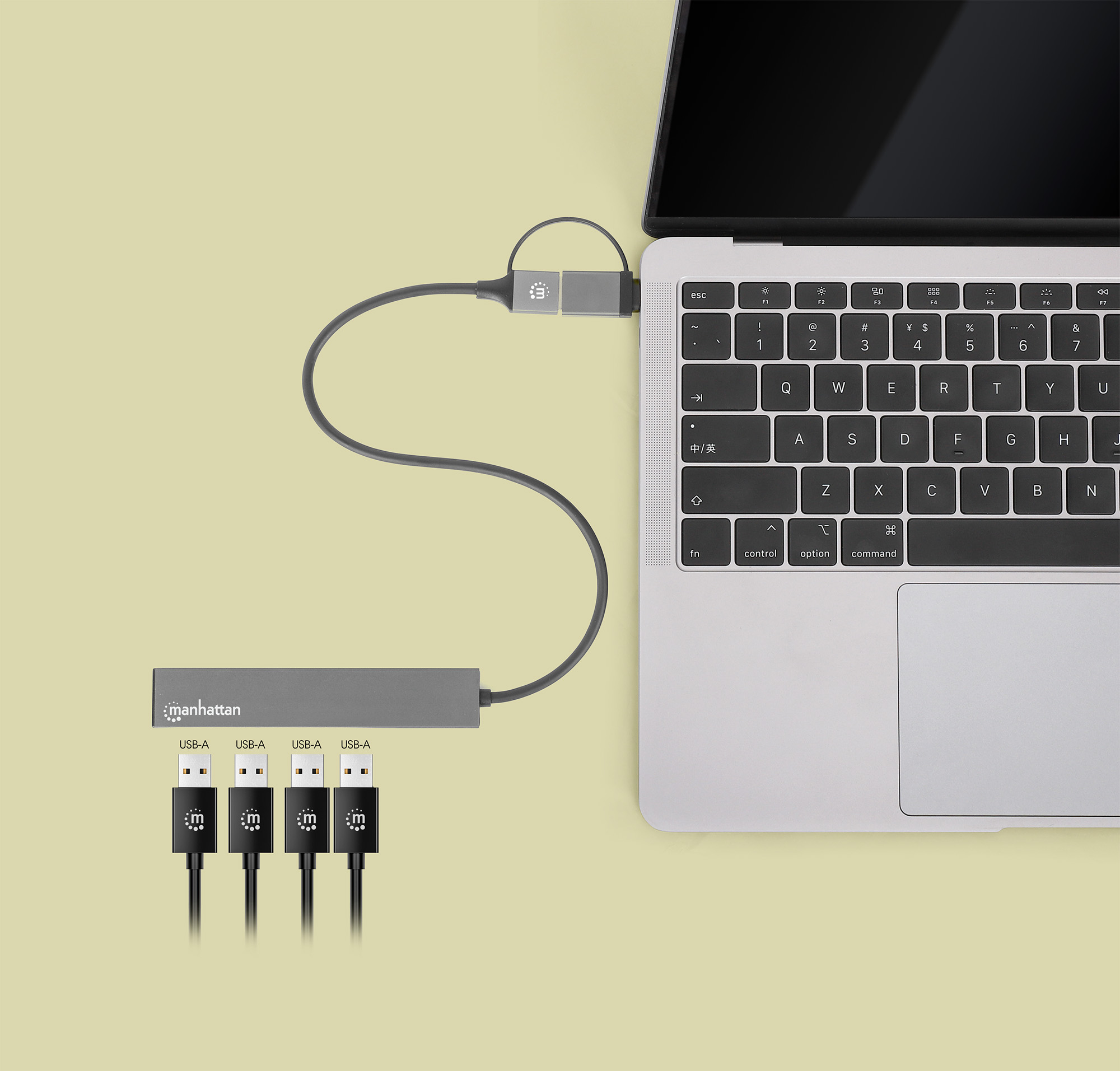 Un laptop con un hub USB e più cavi USB collegati.