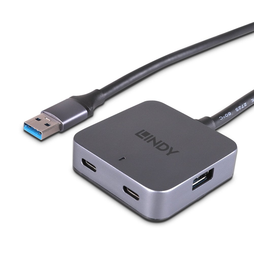 Un hub USB grigio con tre porte e cavo USB nero, su sfondo bianco, Lindy.