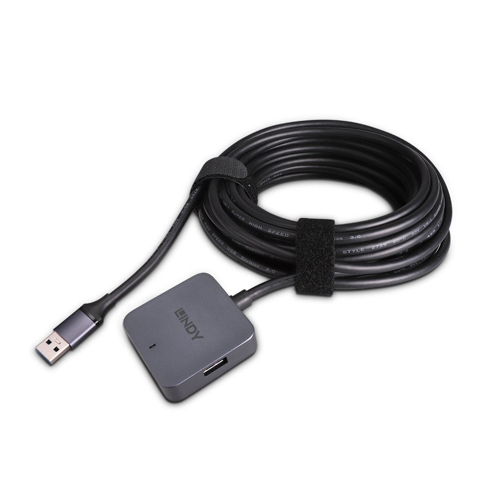 Hub USB con connettore USB-A e lungo cavo nero, con connettore USB-C.