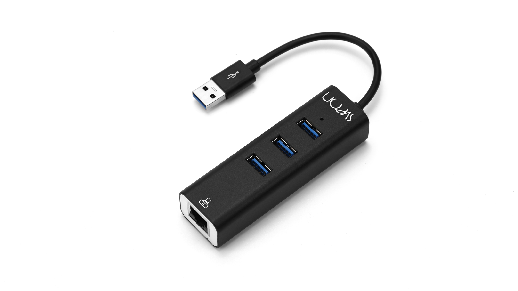 Un hub USB nero con quattro porte e un cavo USB nero. Sfondo bianco.