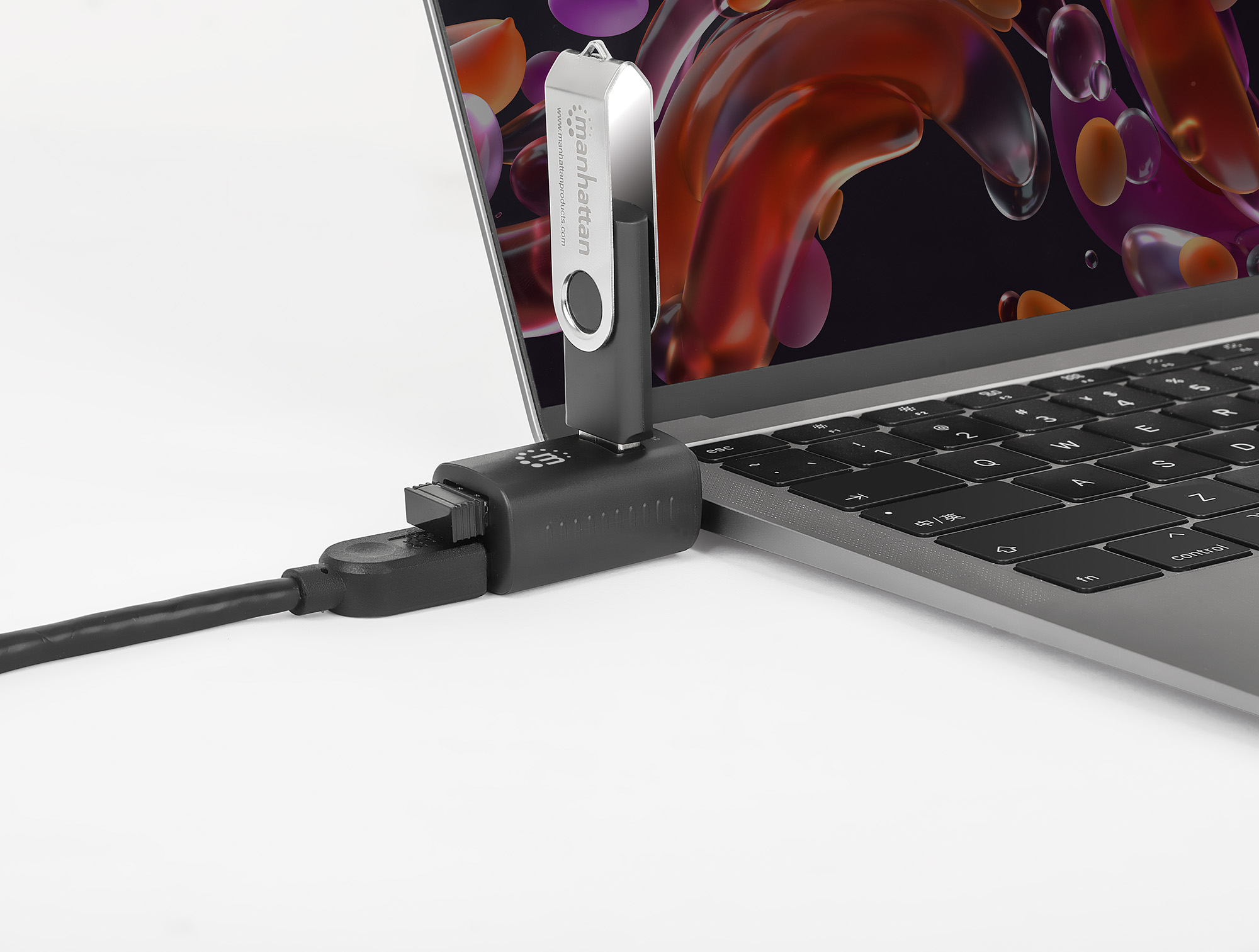 Hub USB collegato a un laptop, con chiavetta USB inserita. Hub e cavo neri.