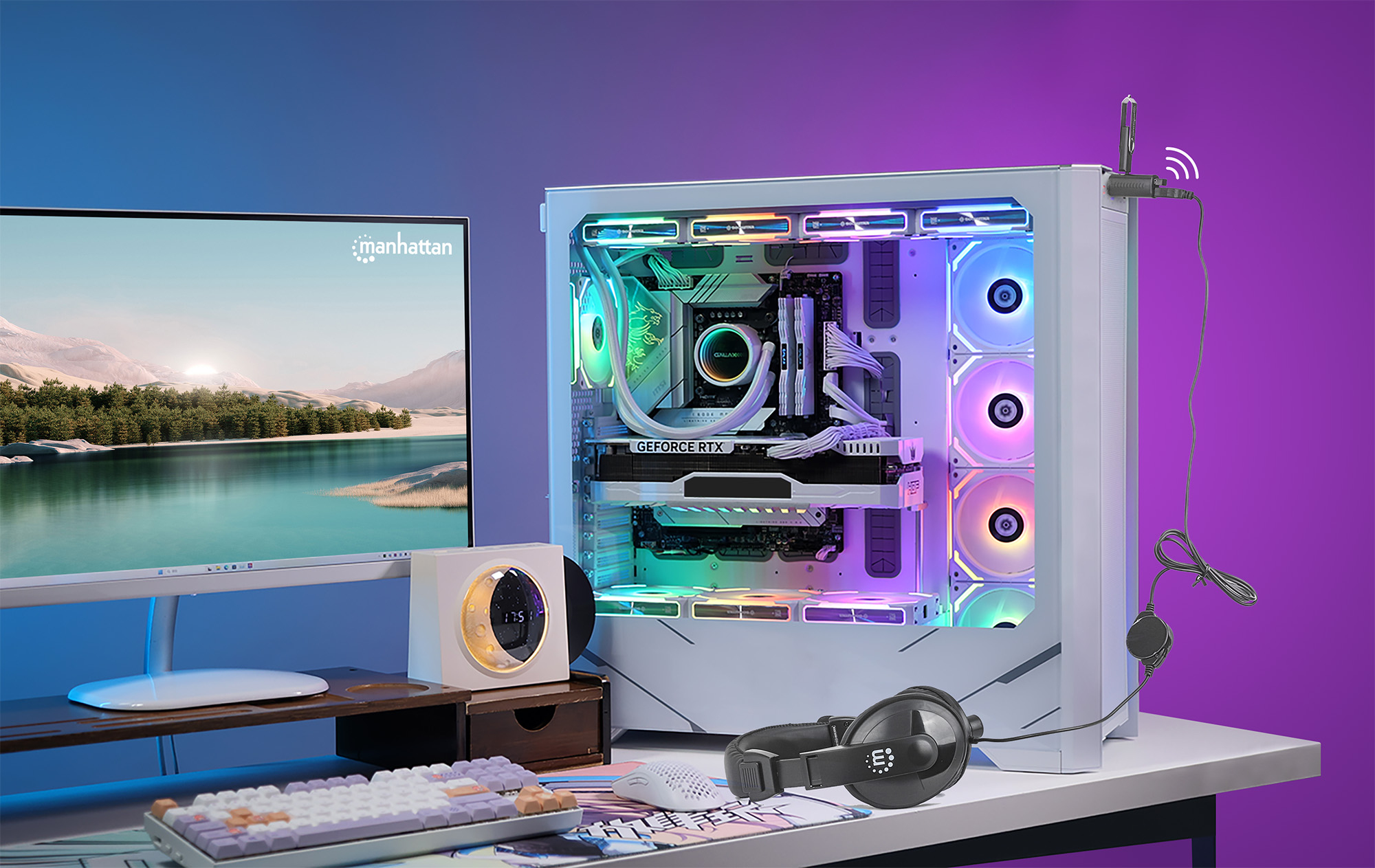 Un'installazione computer con case bianco, monitor, cuffie e una scrivania con accessori.
