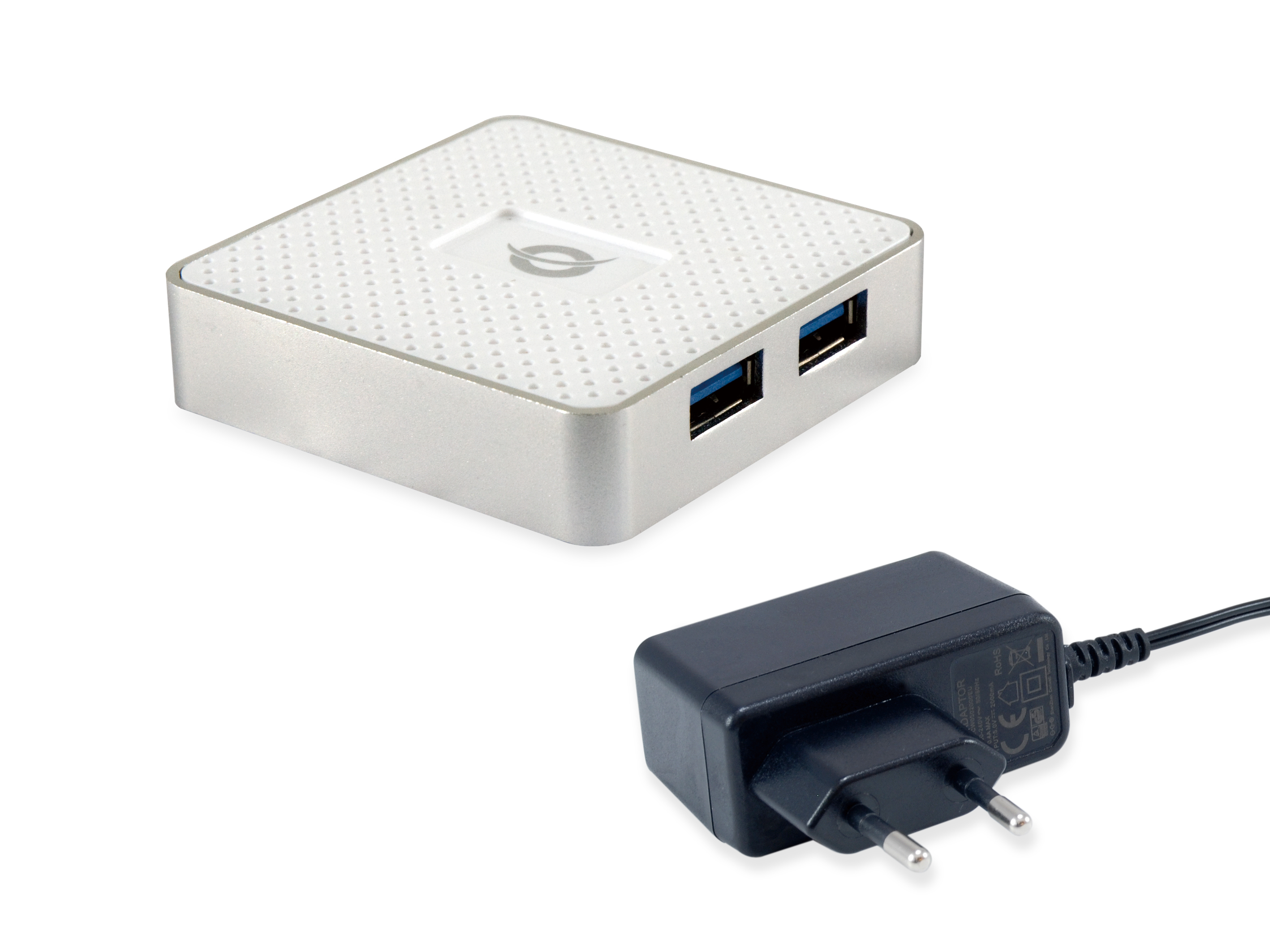Un hub USB bianco e argento con un adattatore di alimentazione nero con spina europea.