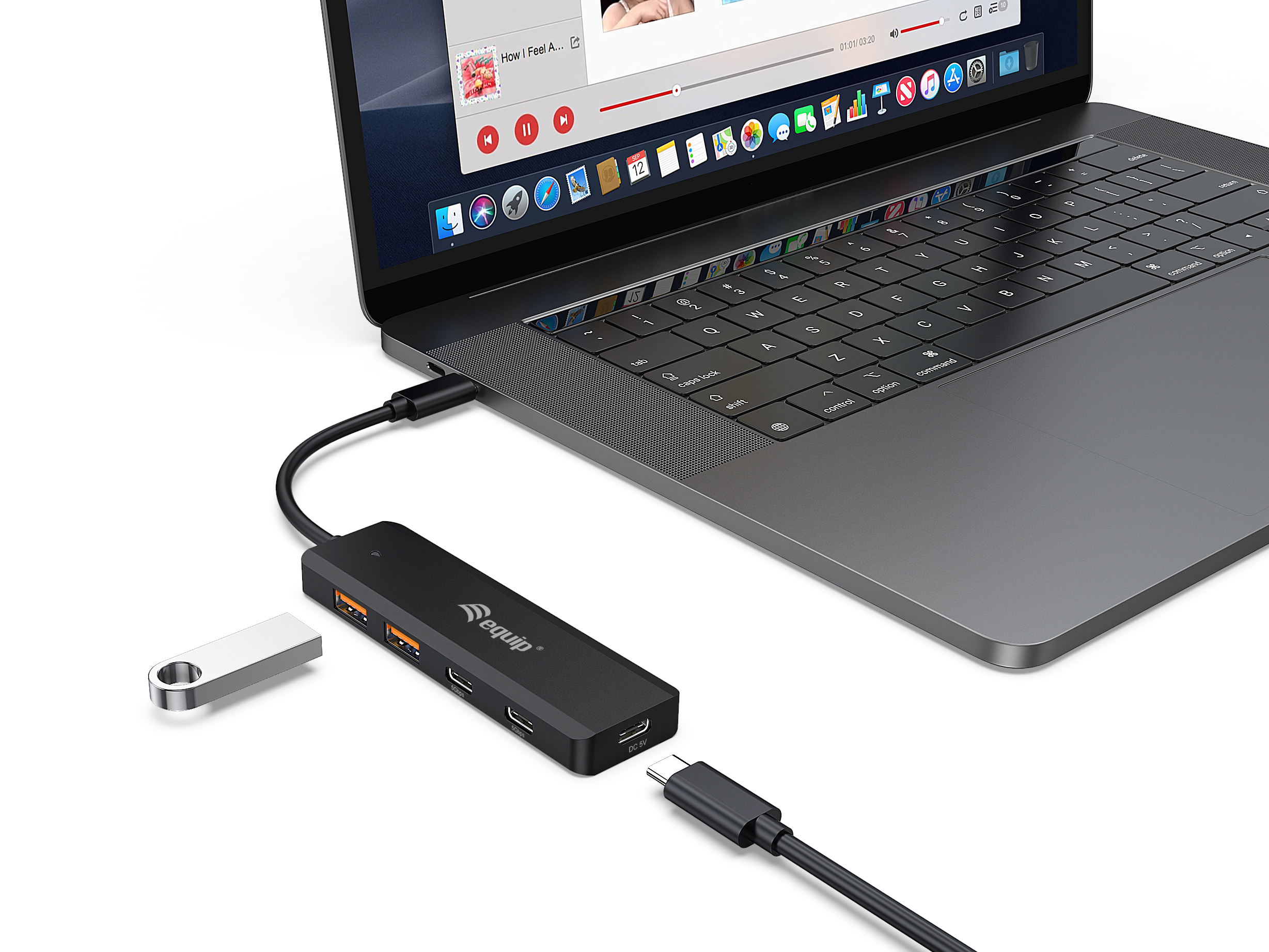Un laptop collegato a un hub USB con diversi dispositivi collegati, su sfondo bianco.