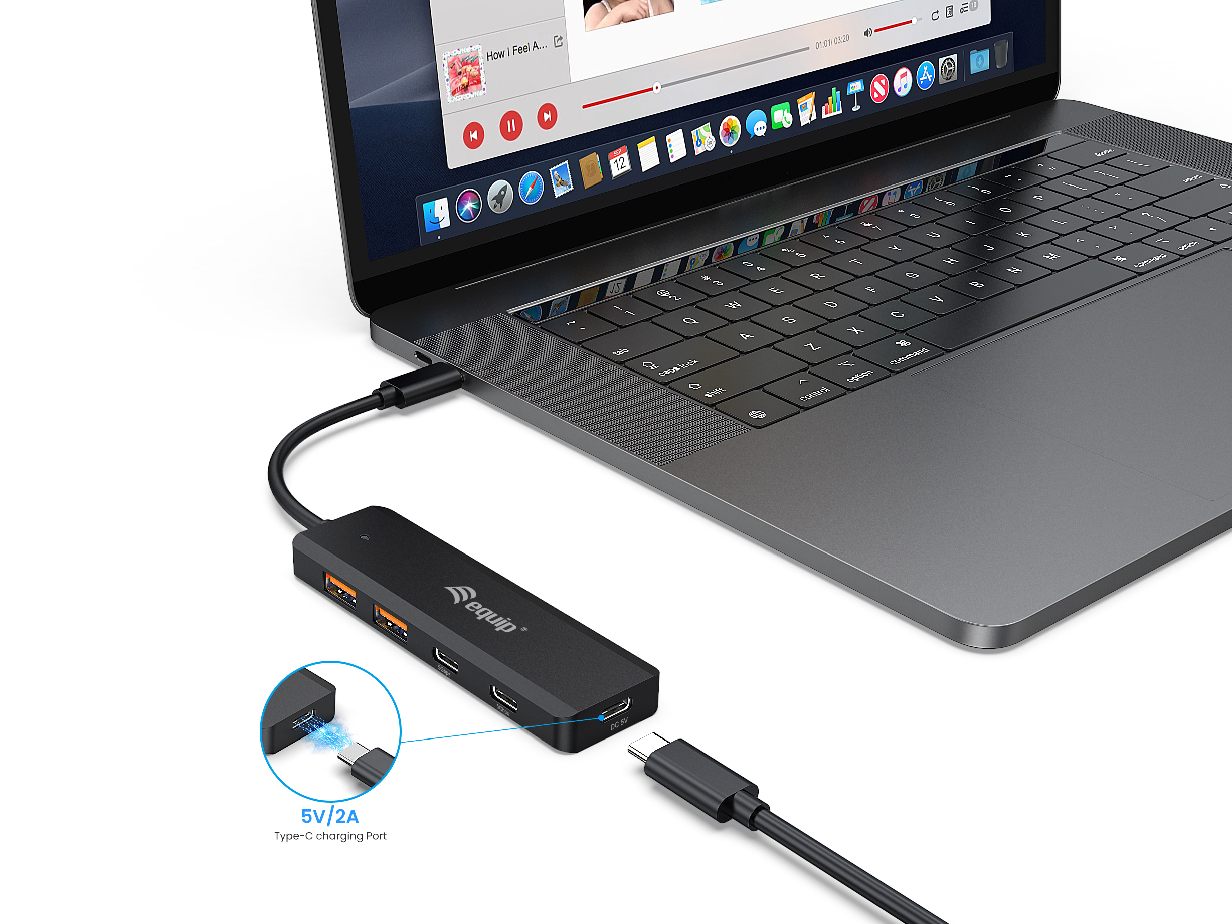 Laptop collegato a un hub USB nero con più porte e una porta di ricarica.