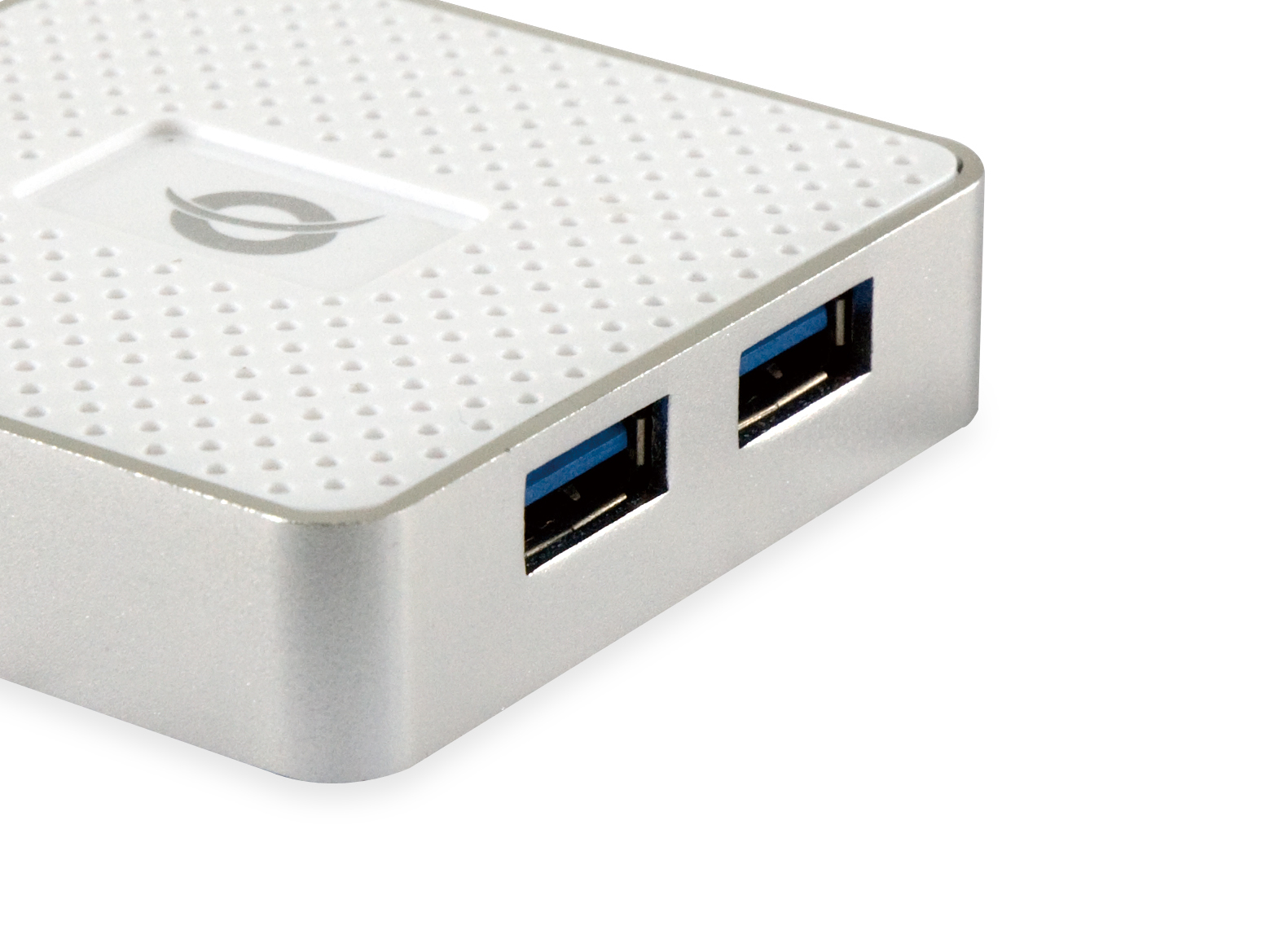 Hub USB argentato con due porte, sfondo bianco e motivo sulla parte superiore.