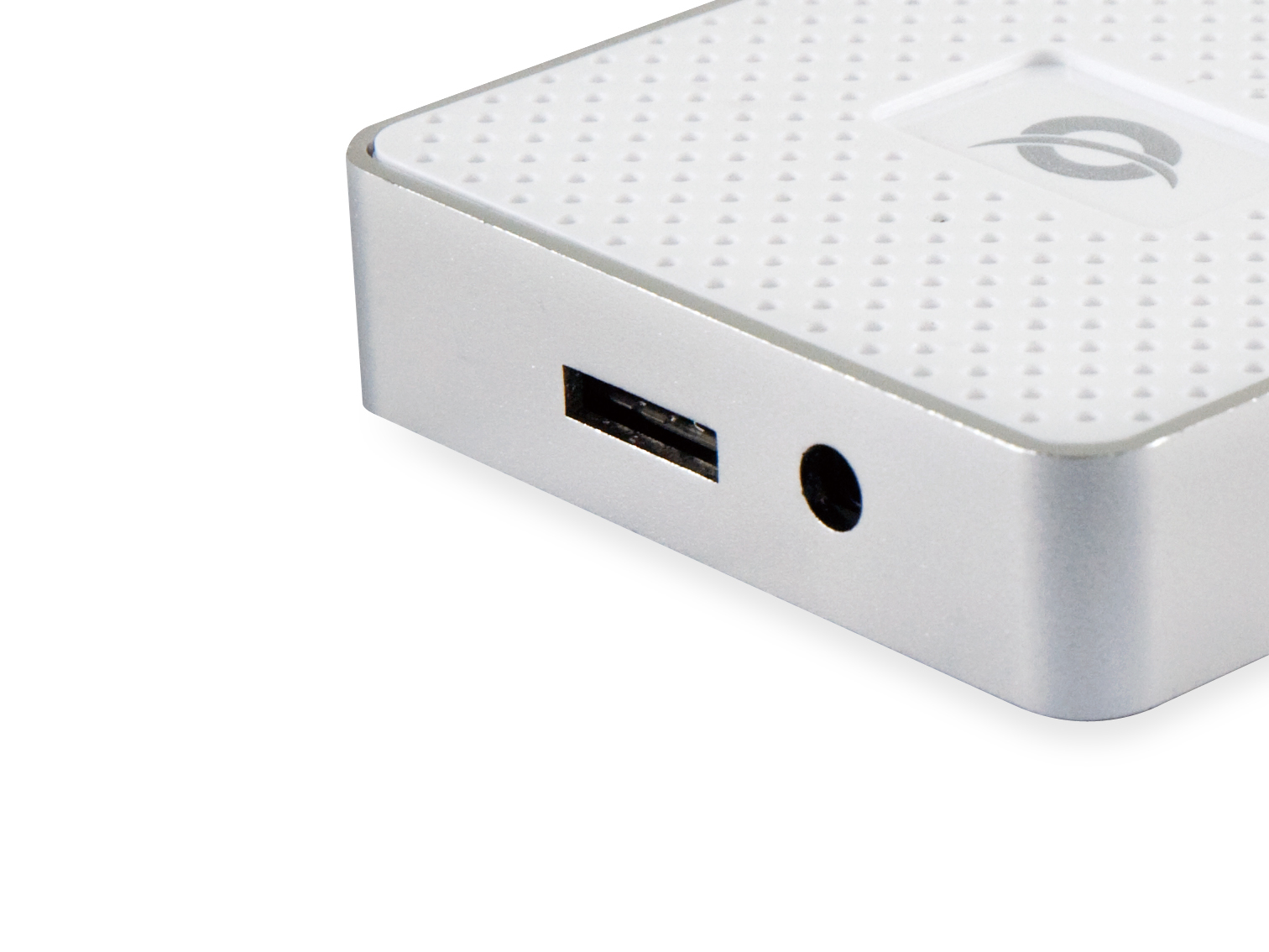 Vista angolare di un hub USB bianco con una porta USB e un piccolo jack audio. Sfondo bianco.