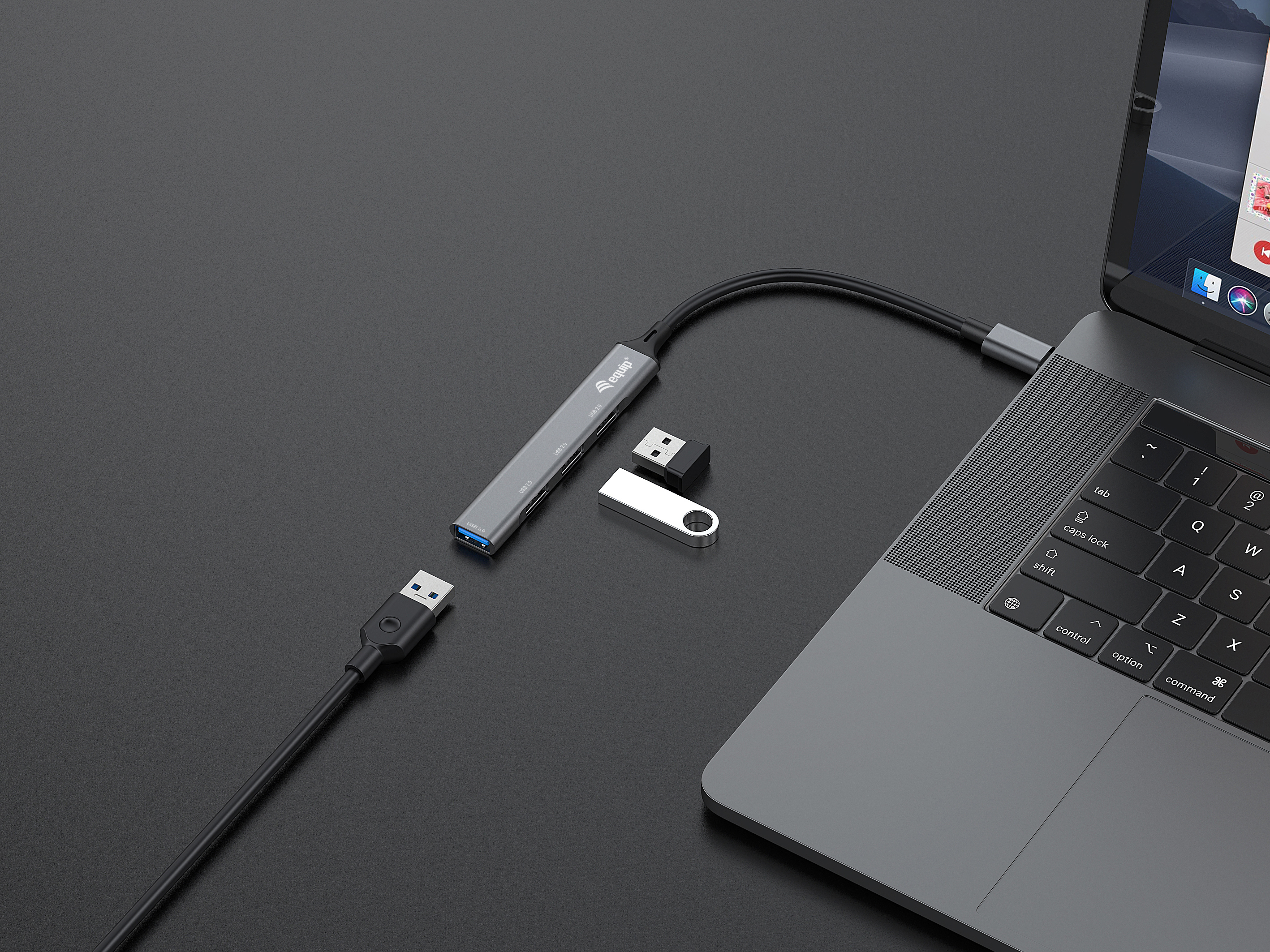 Laptop collegato a un hub USB con porte USB e USB-C e un'unità flash USB.