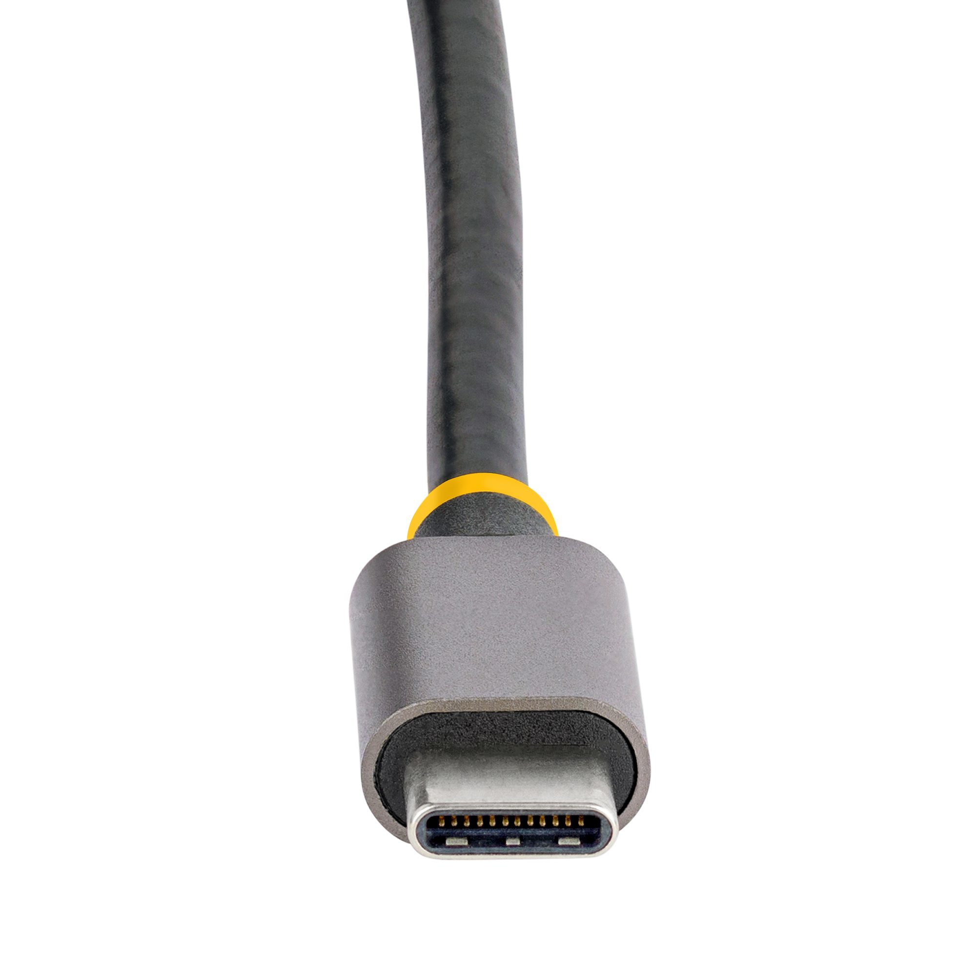 Ein USB-C-Kabelanschluss, grau und gelb, vor weißem Hintergrund.