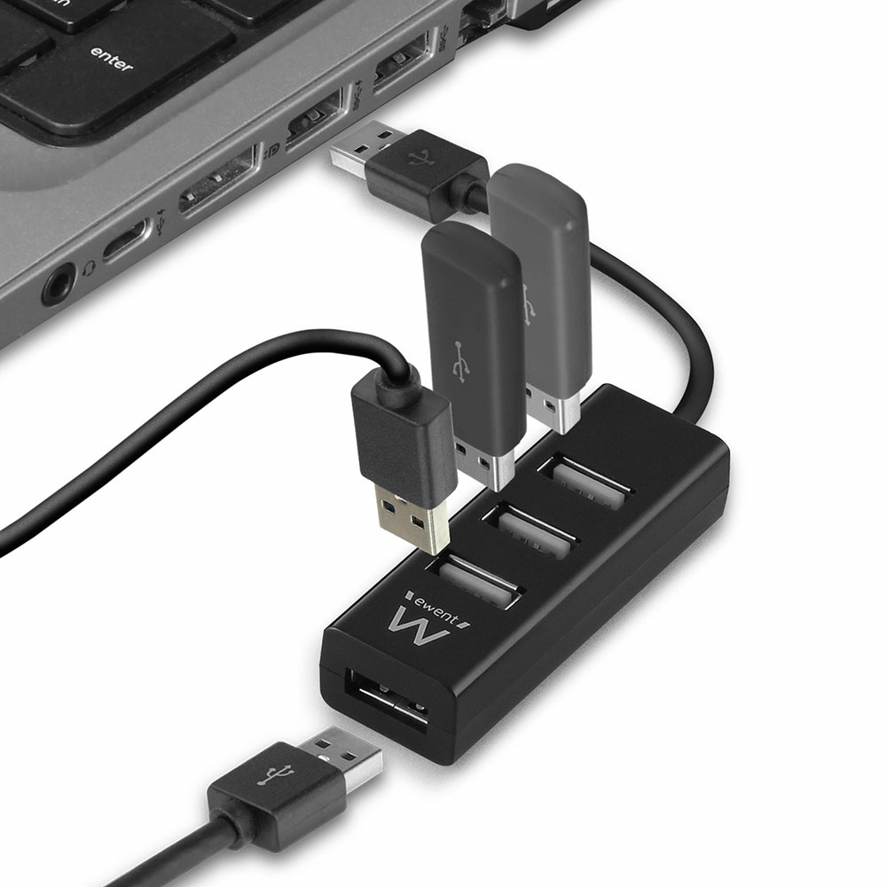 Laptop con hub USB e diversi dispositivi USB collegati. Diversi dispositivi USB sono collegati all'hub.