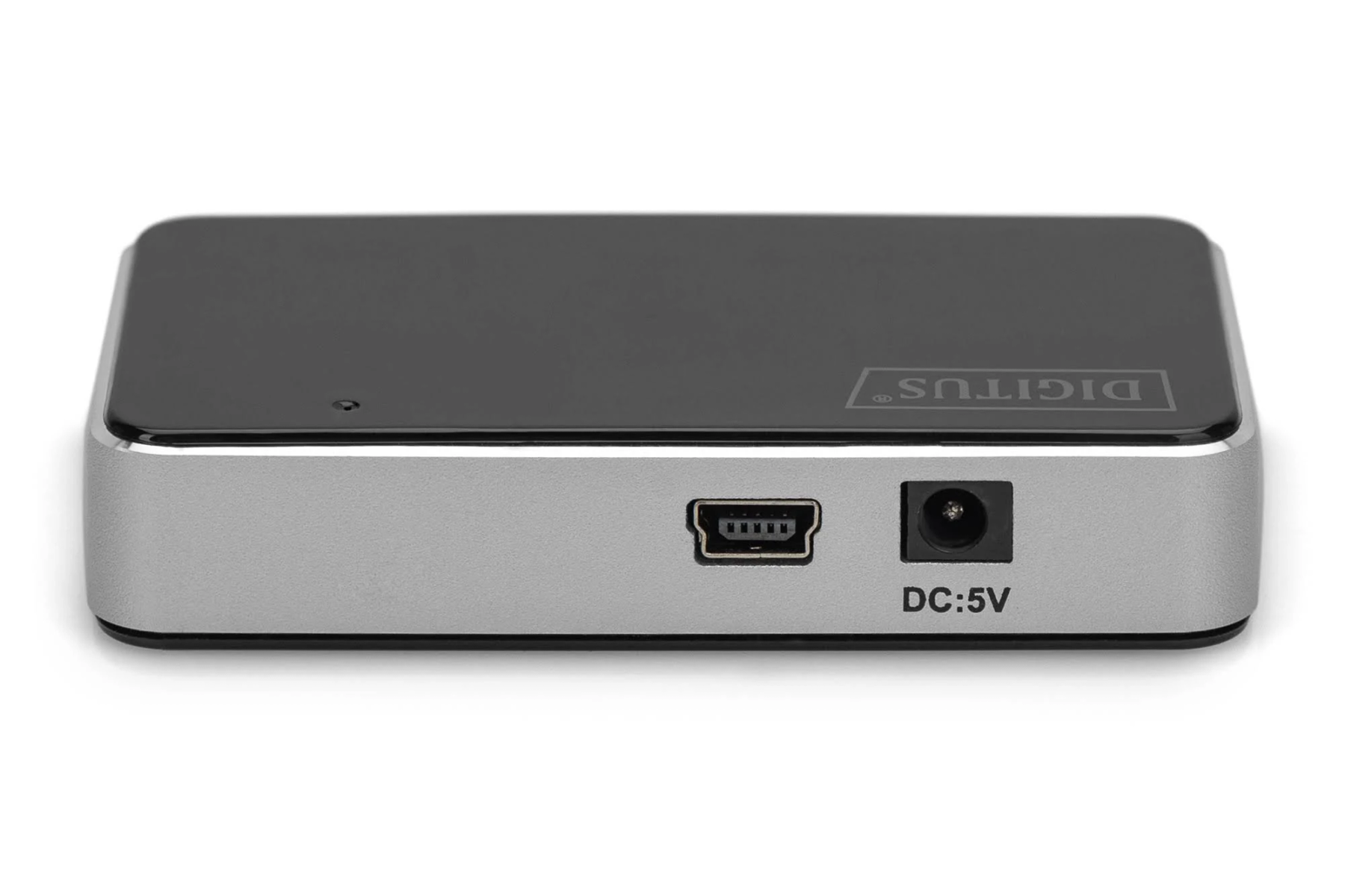 Silberner und schwarzer USB-Hub mit USB-Anschluss und Stromanschluss.
