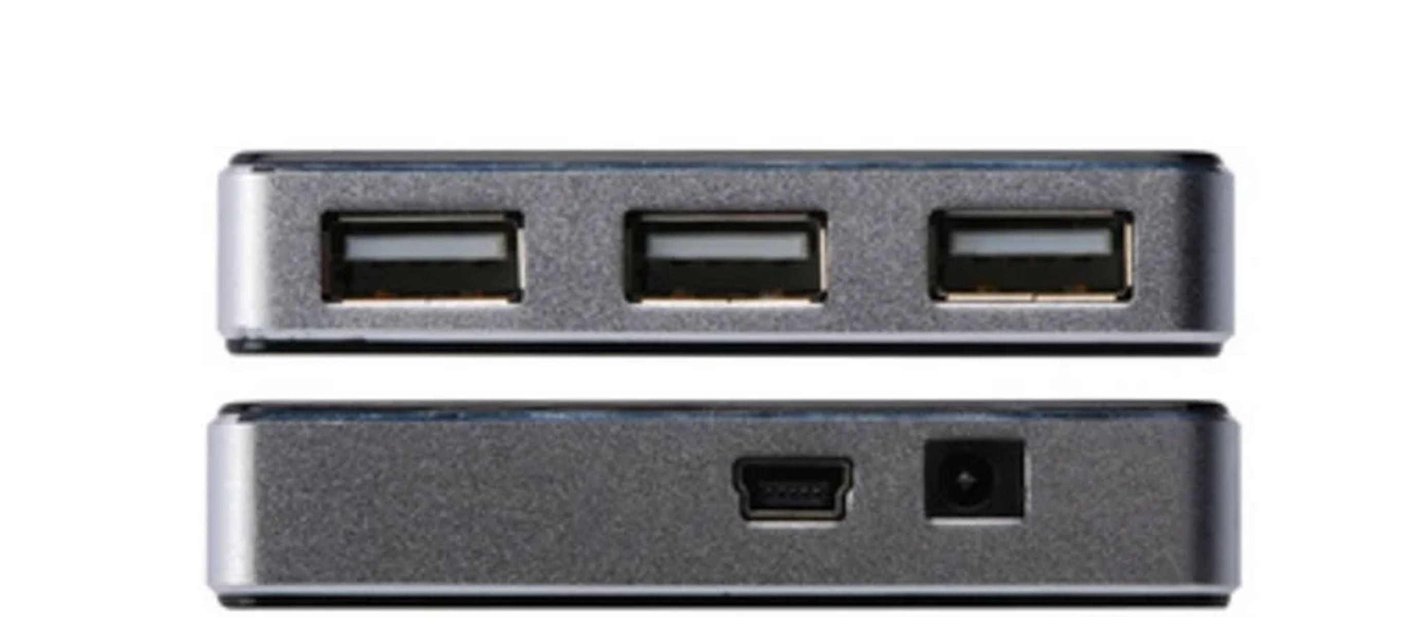 Silberner USB-Hub mit 3 USB-Anschlüssen. Die Unteransicht zeigt einen Micro-USB- und einen Stromanschluss.