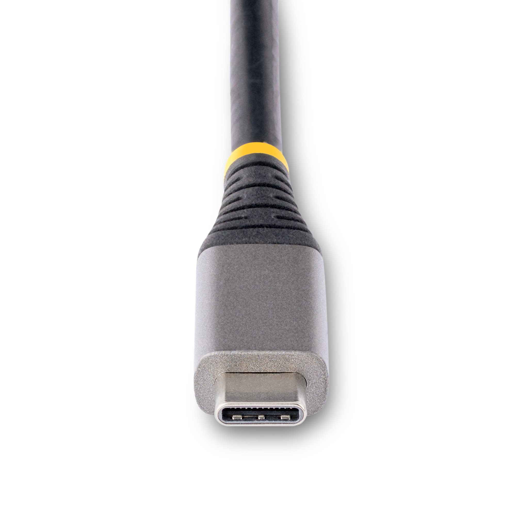 Nahaufnahme eines USB-C-Kabelanschlusses. Er ist grau mit gelbem Ring. Das Kabel ist schwarz. Weißer Hintergrund.