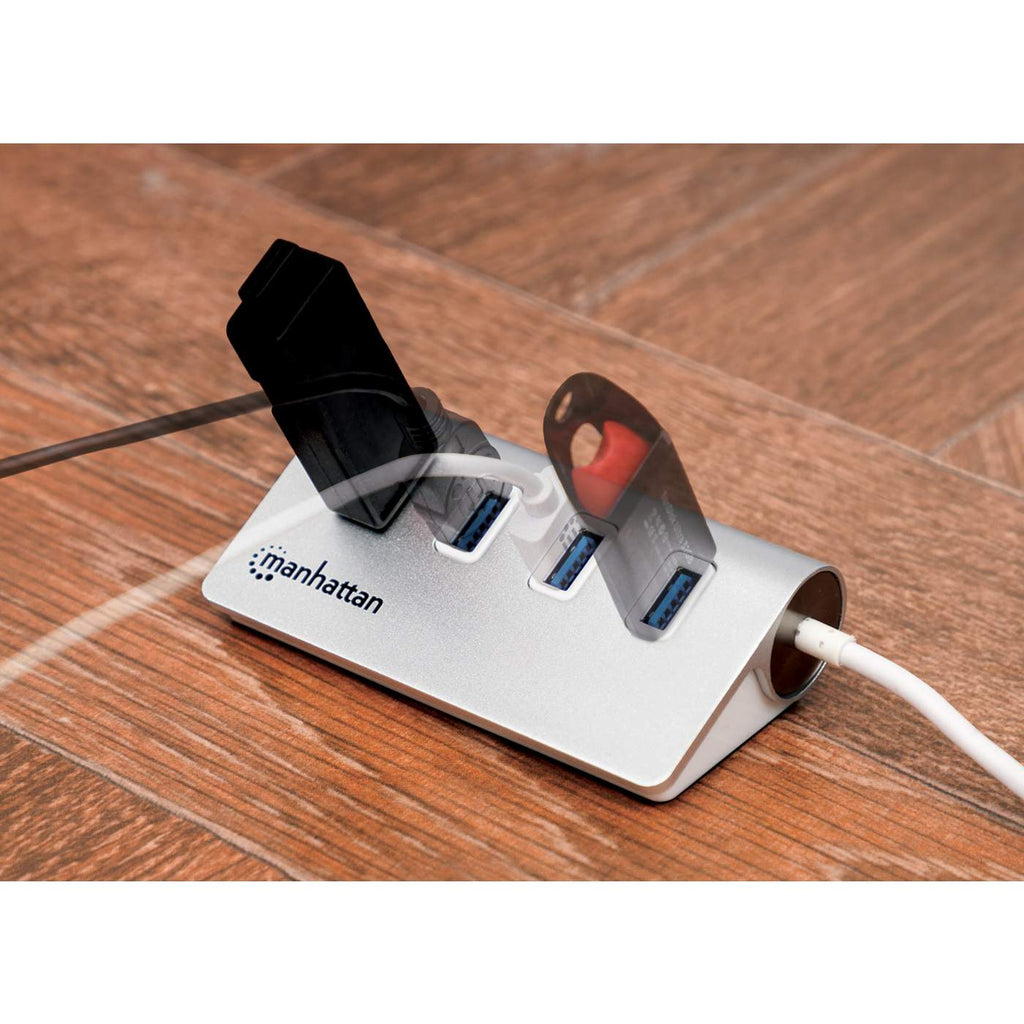 Un hub USB argentato con tre porte USB, con due chiavette USB inserite.