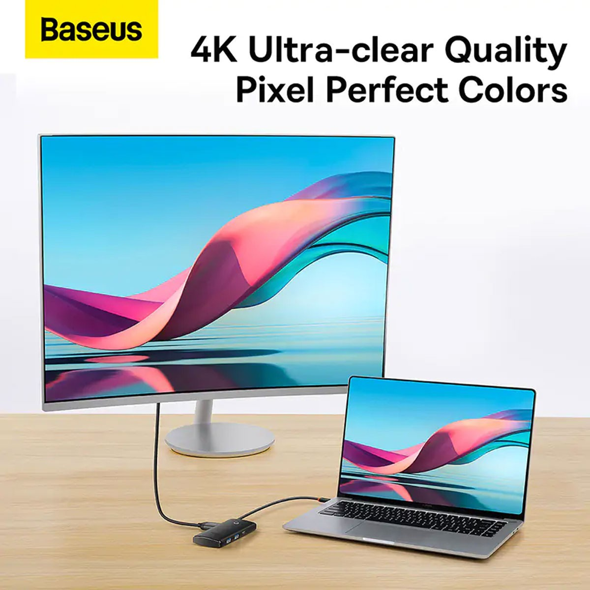 4K kaliteyi tanıtan, USB hub'a bağlı bir monitör ve dizüstü bilgisayar.
