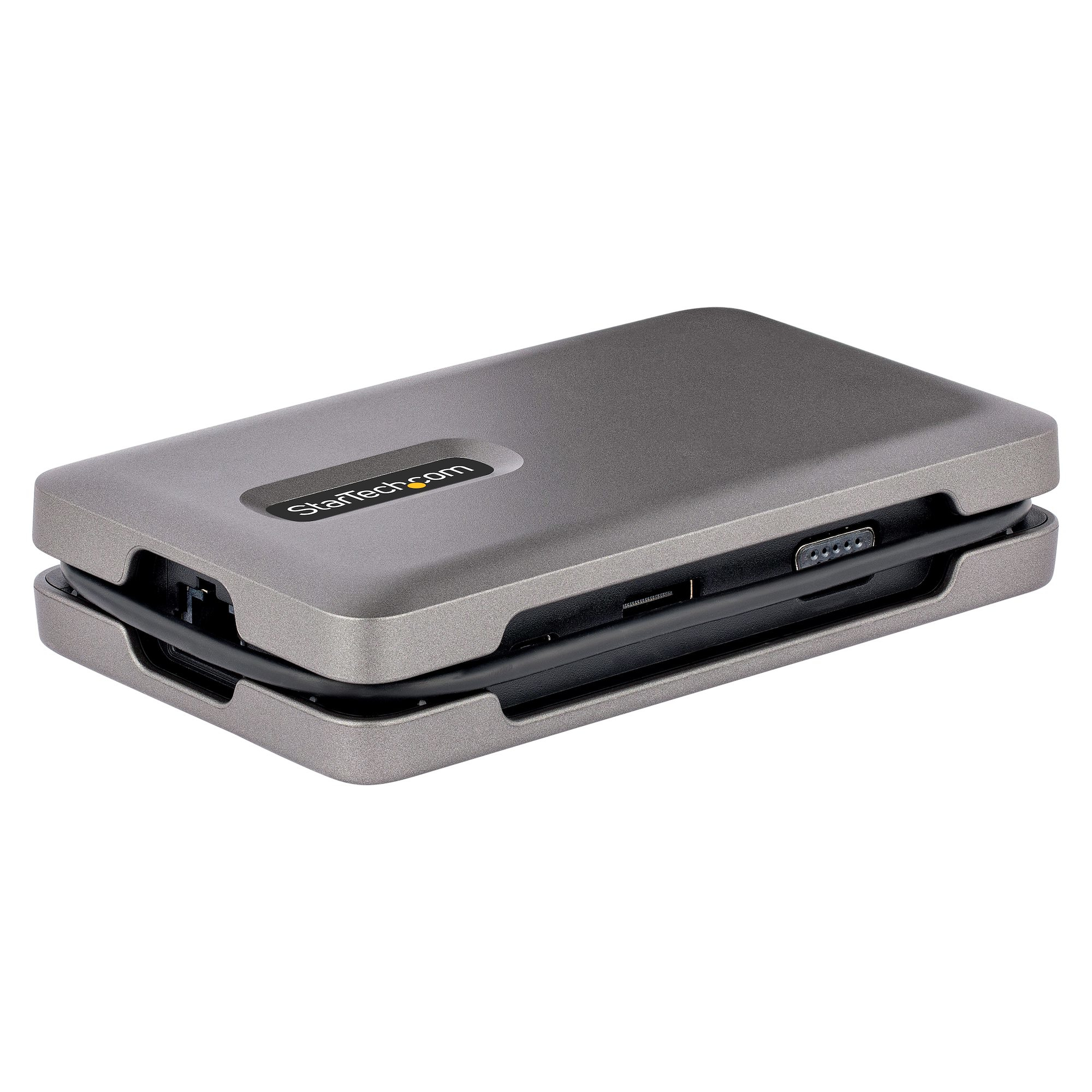 Un enclosure grigio per hard disk esterno StarTech.com, chiuso, con un cavo collegato.