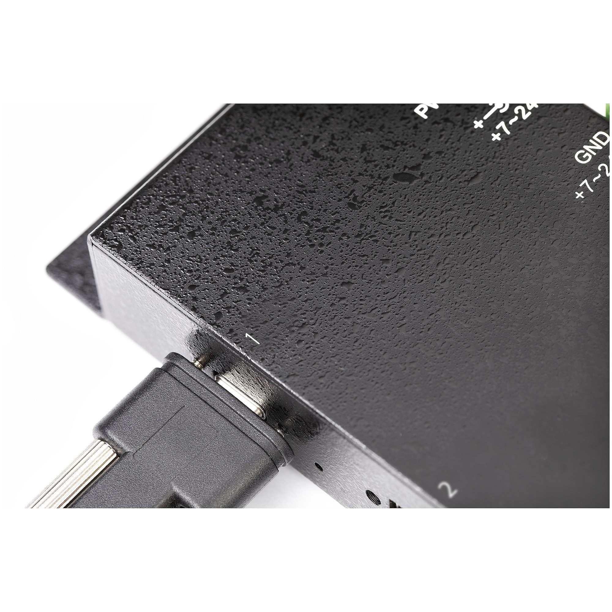 Hub USB nero con cavo USB collegato, primo piano.