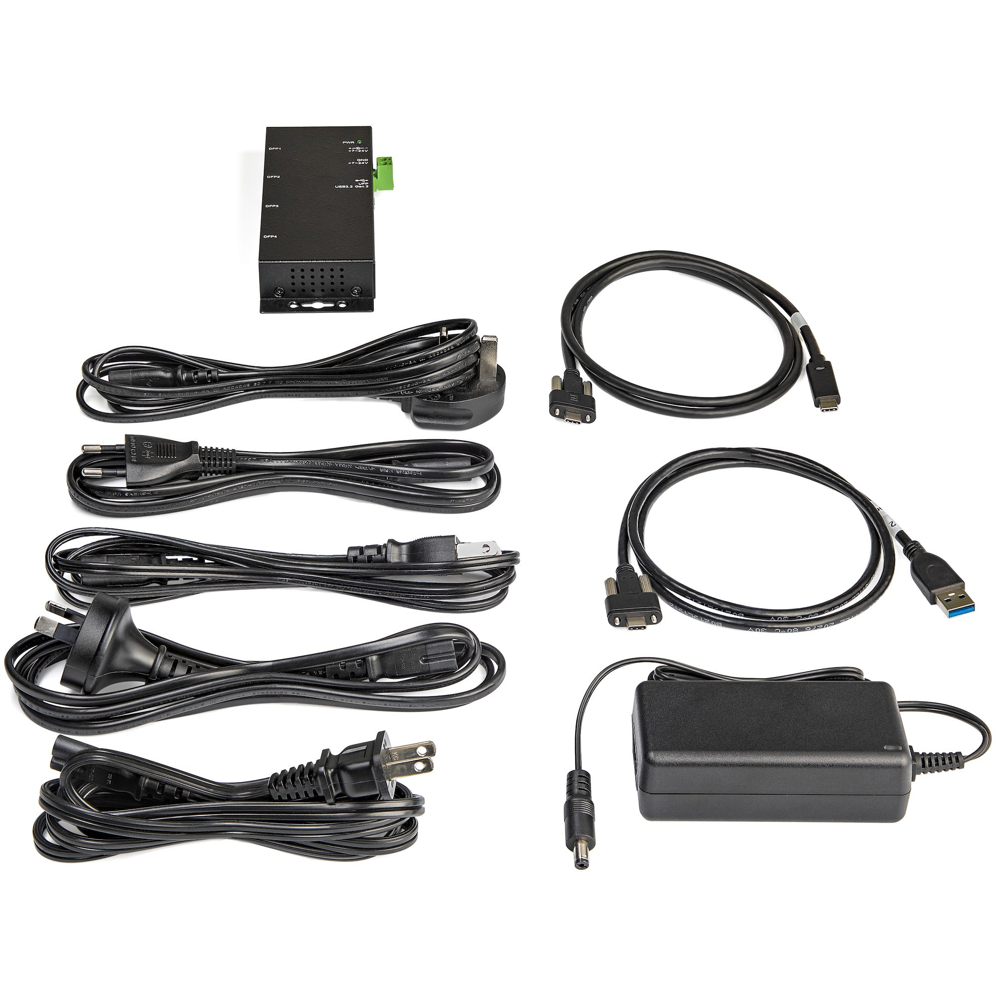 Vari cavi neri, adattatori di alimentazione e un piccolo hub USB nero.