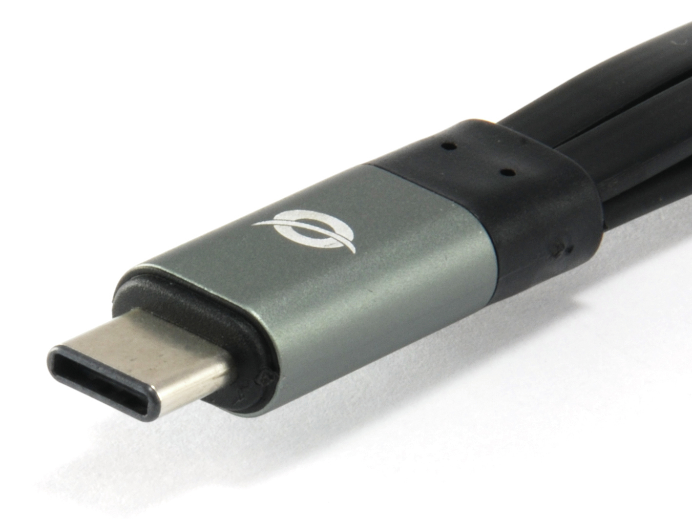 Primo piano di un connettore USB-C nero e grigio.