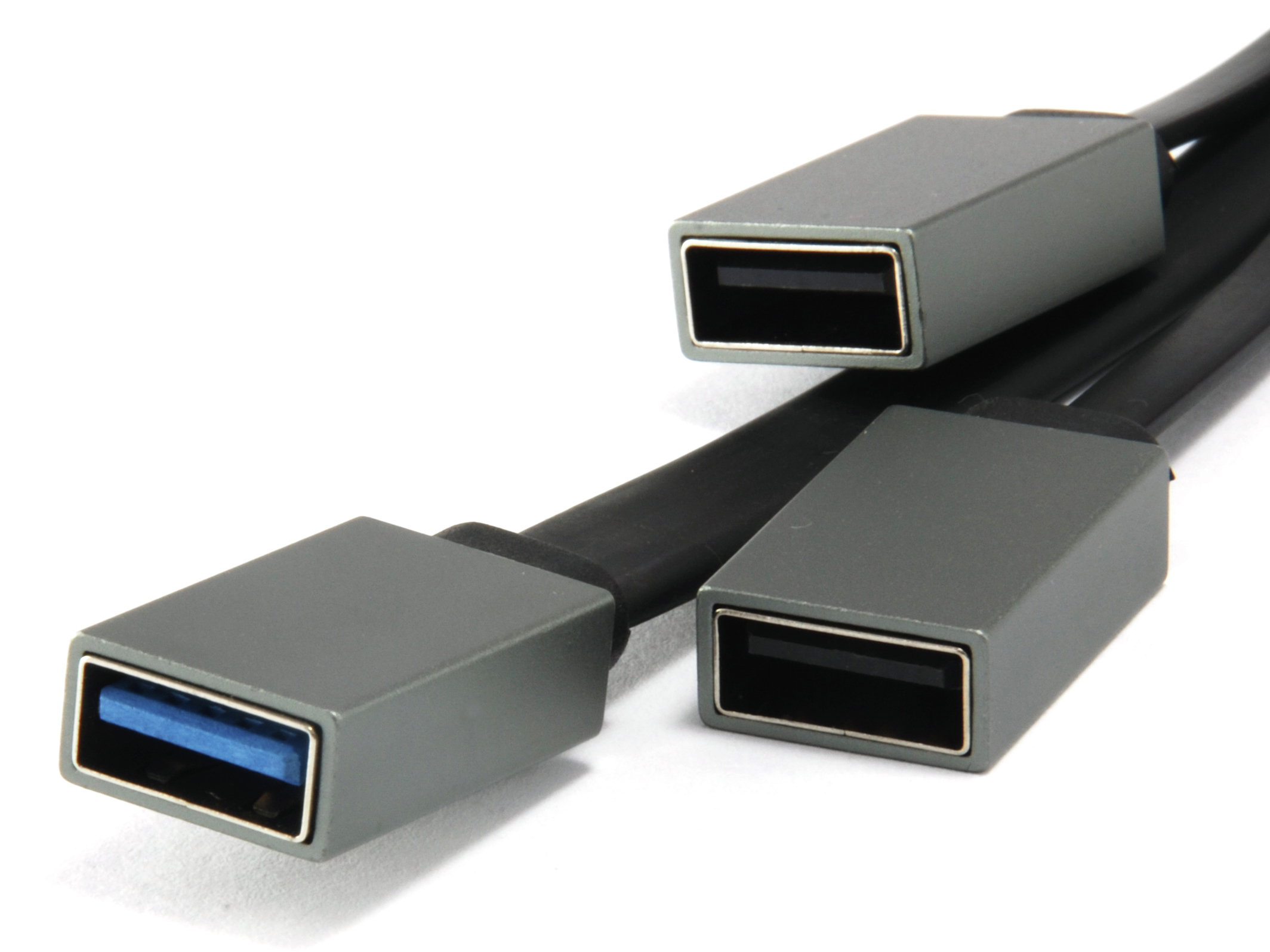 Tre connettori USB-A grigi collegati a cavi neri, isolati su sfondo bianco.