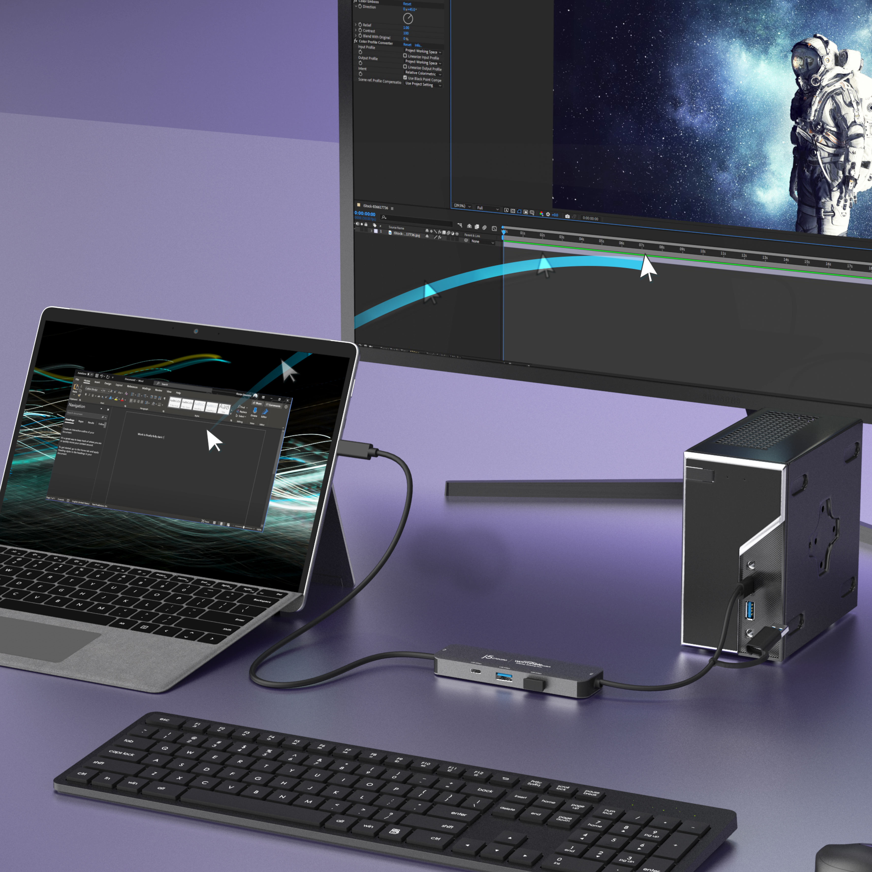 Configurazione laptop, monitor e hub su superficie viola, con tastiera e mouse.