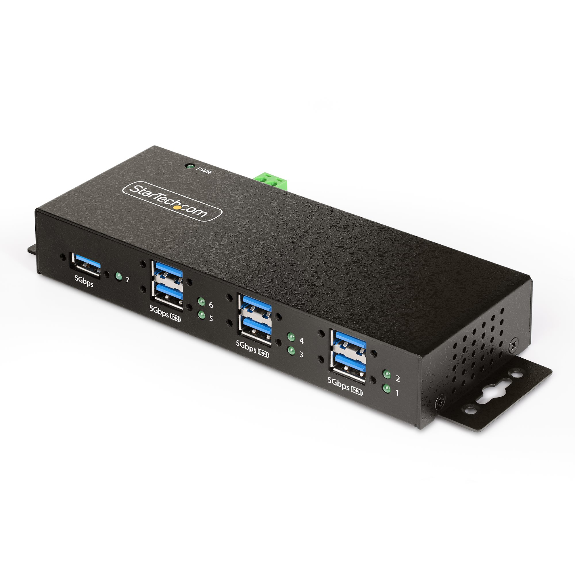 Hub USB Startech.com nero con sette porte e connettore verde, su bianco.