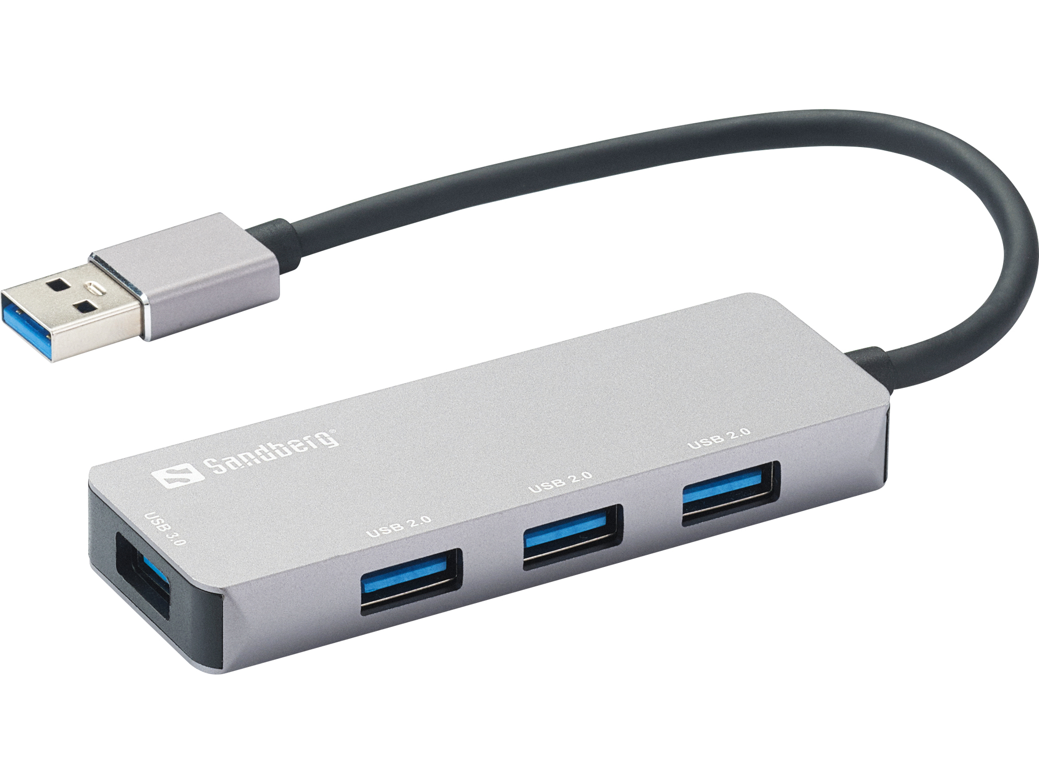Hub USB Sandberg argentato con quattro porte USB 2.0, una porta USB 3.0 e un cavo nero.